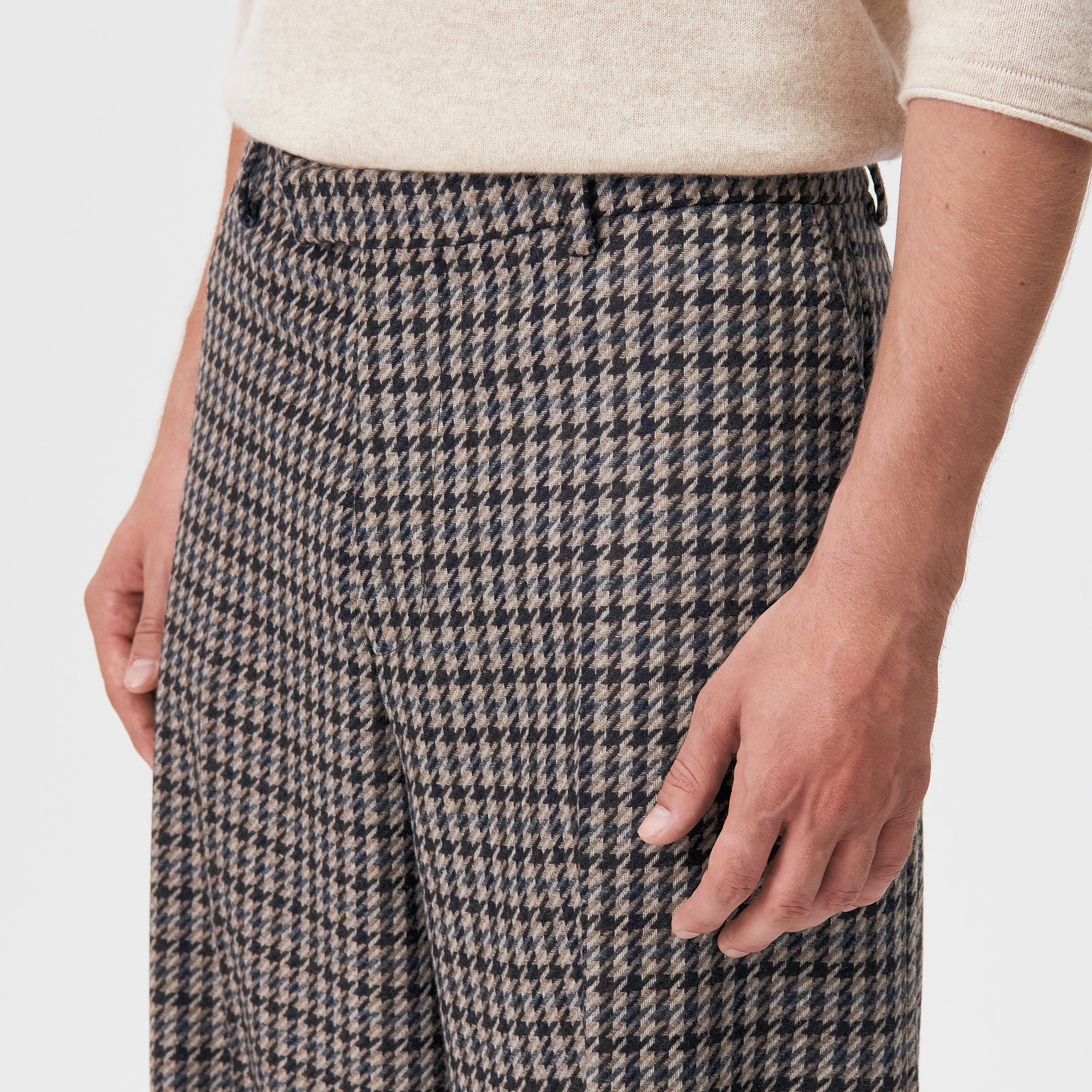 NODACO - Classic trousers in wool blend - men - brown - Detailansicht am Model