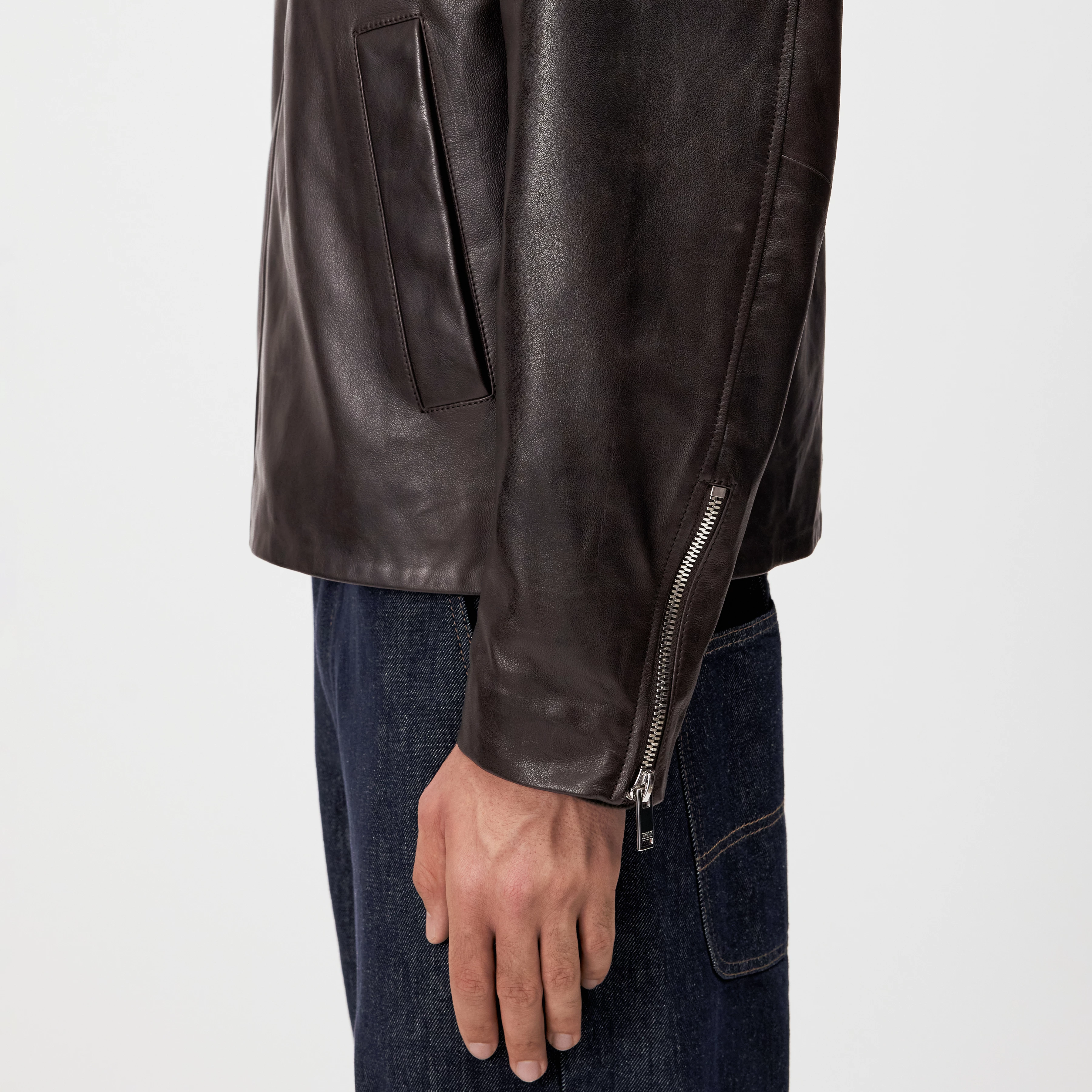 RIKKO - Relaxed Fit pure leather jacket - men - brown - Detailansicht am Model