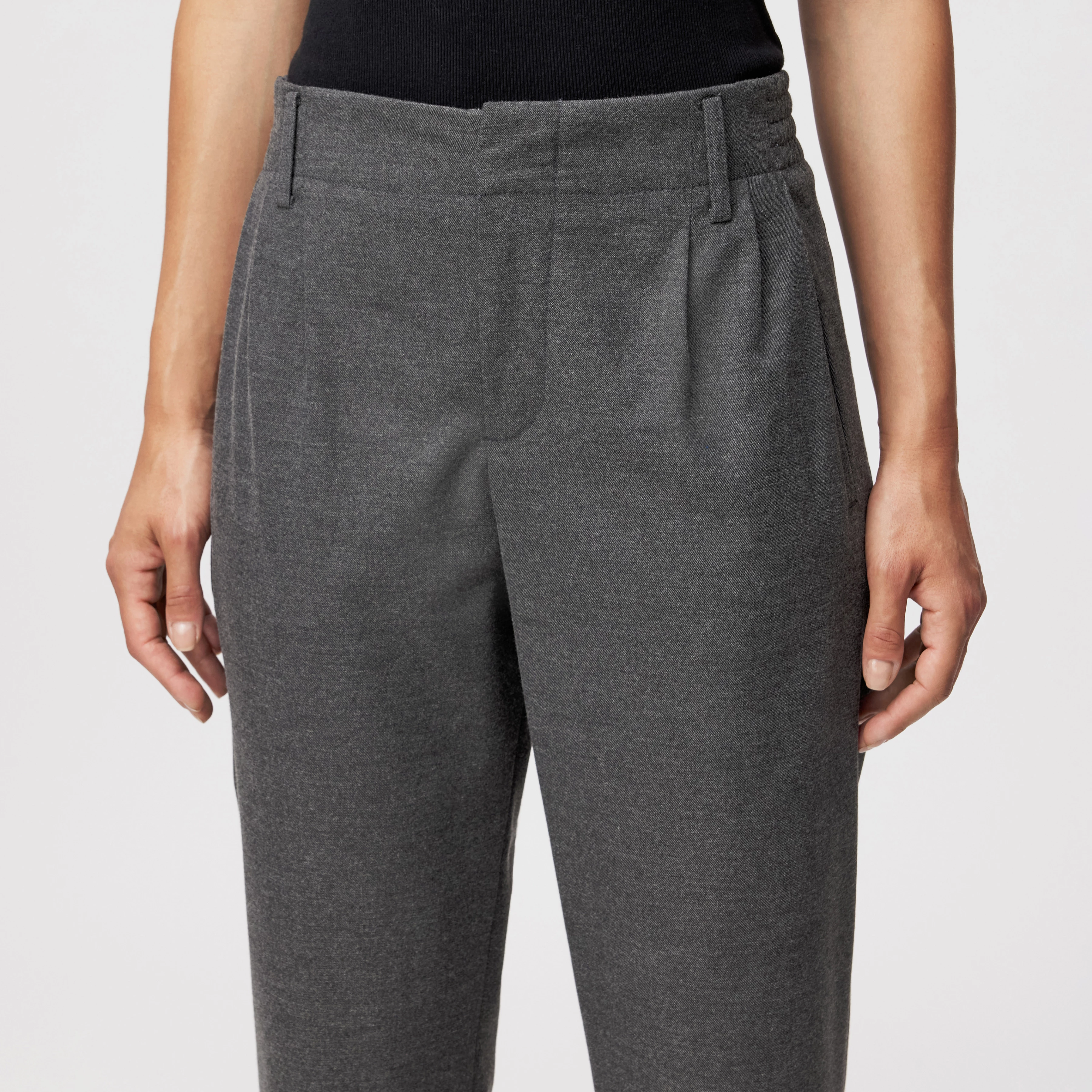 DISPATCH_0 - Pleated trousers in viscose blend - women - grey - Detailansicht am Model