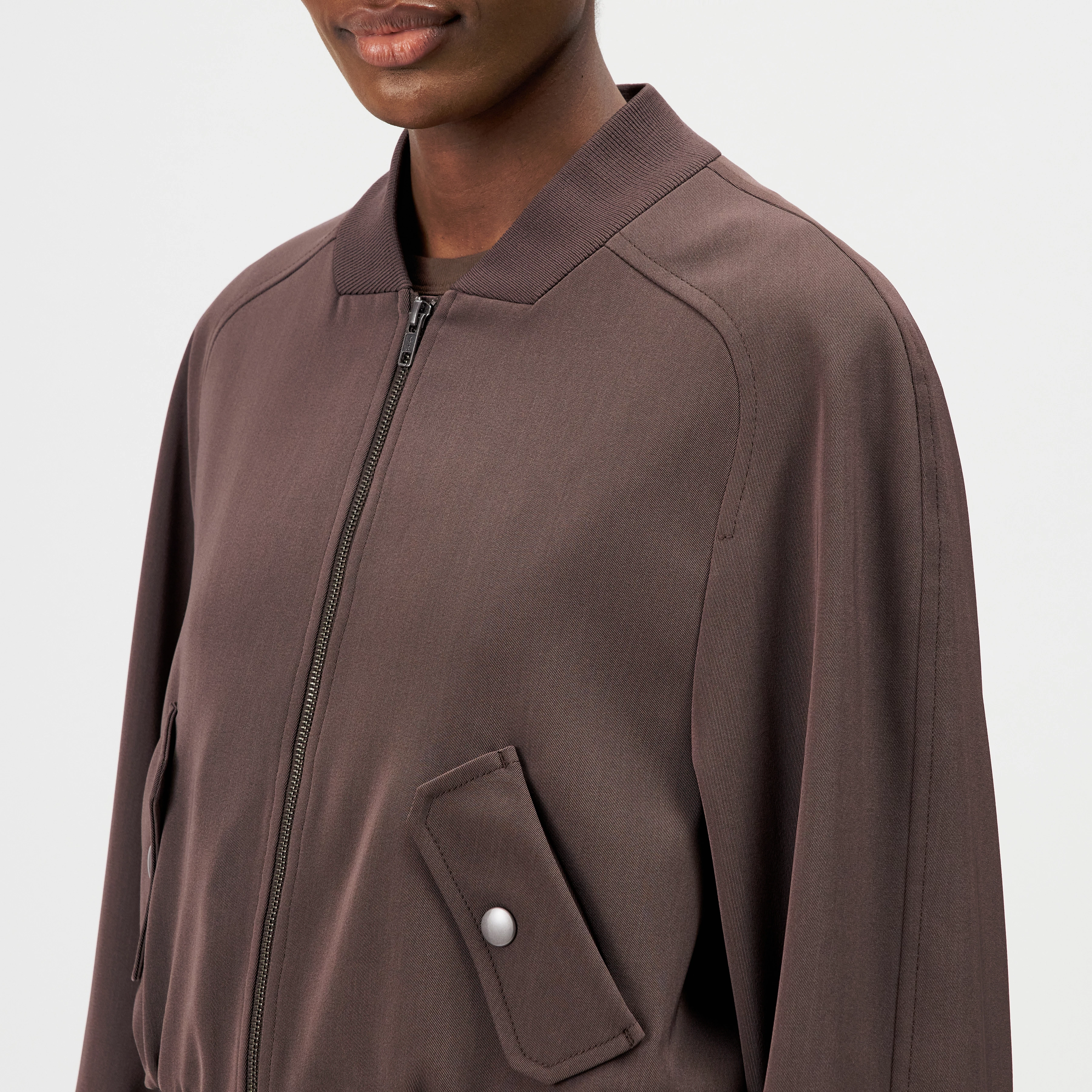 MARHAM - Blousonjacke in Techno-Gewebe - Damen - braun - Detailansicht am Model