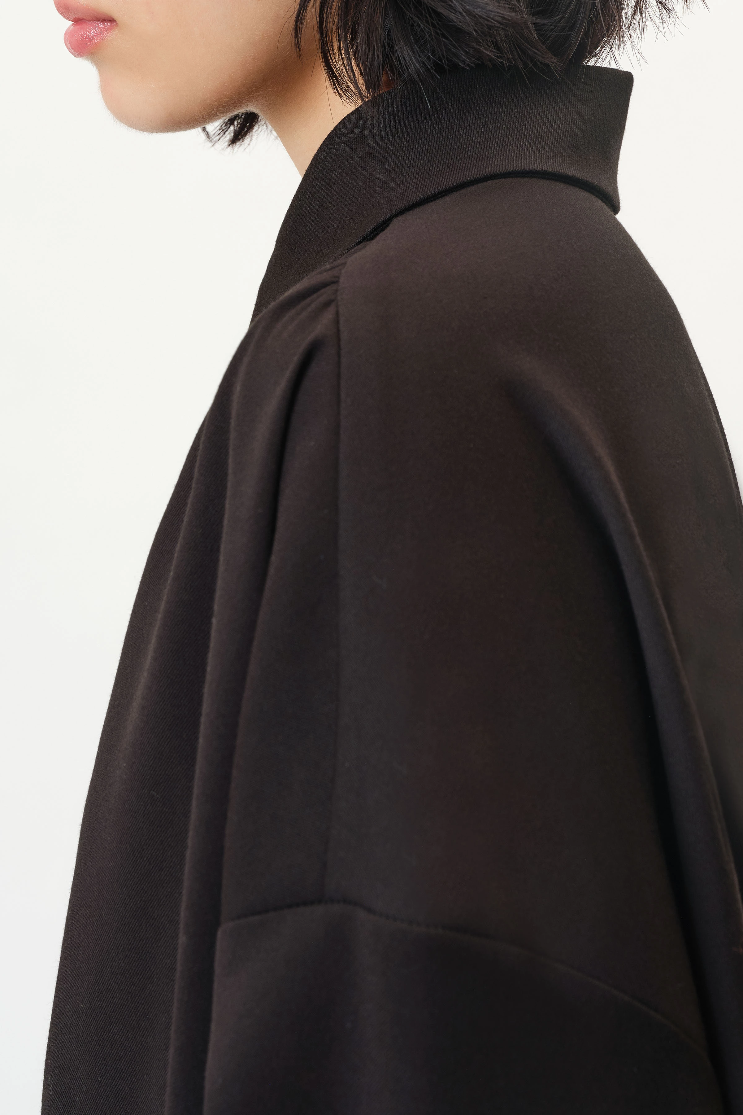 FLANNA - Oversize-Hemdbluse mit tiefer Rückenpasse in softem Flanell - Damen - schwarz - Detailansicht am Model