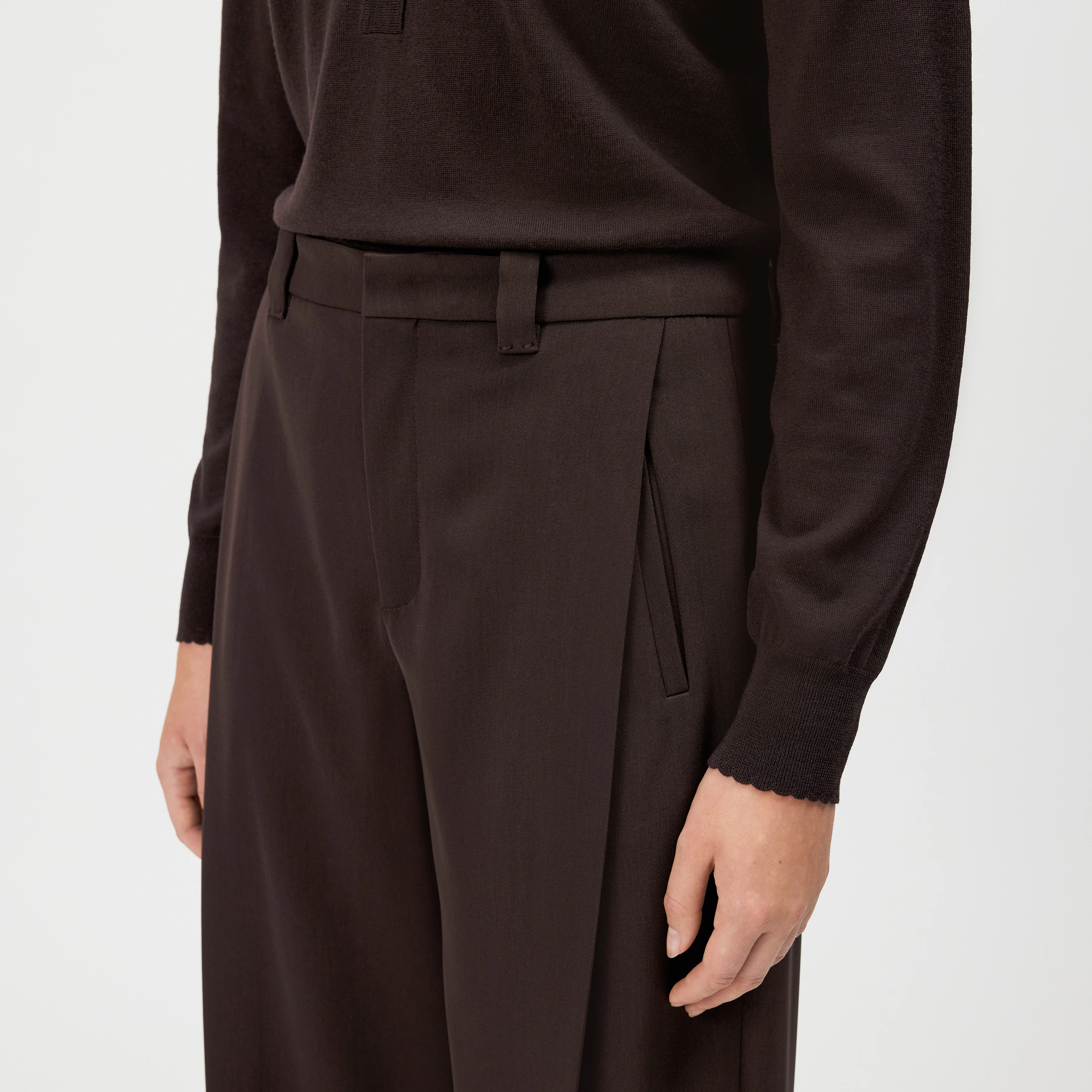 UNPACK - Hose in Techno-Twill - Damen - braun - Detailansicht am Model