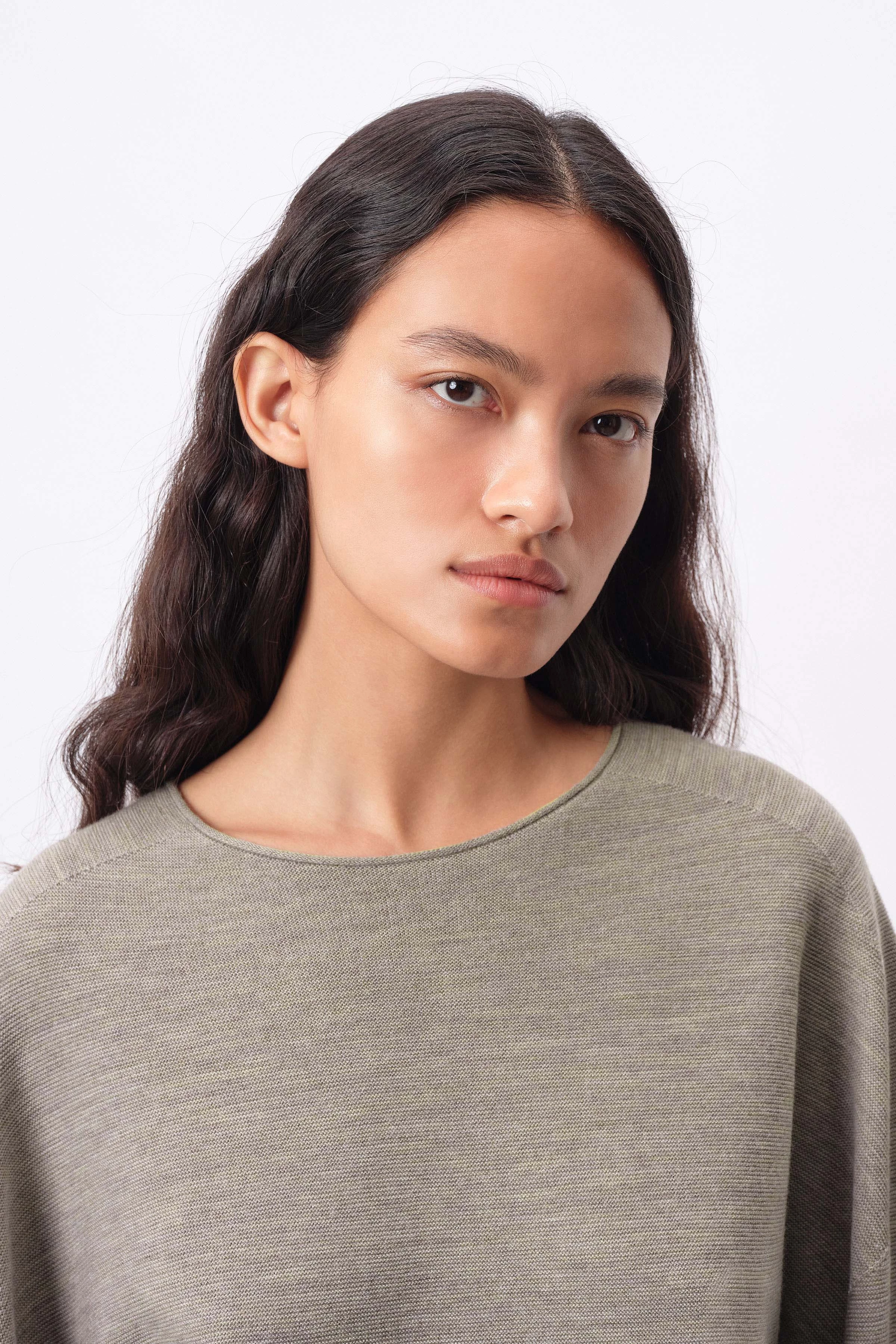 MEAMI - Cropped egg-shape jumper in merino wool - women - brown - Detailansicht am Model