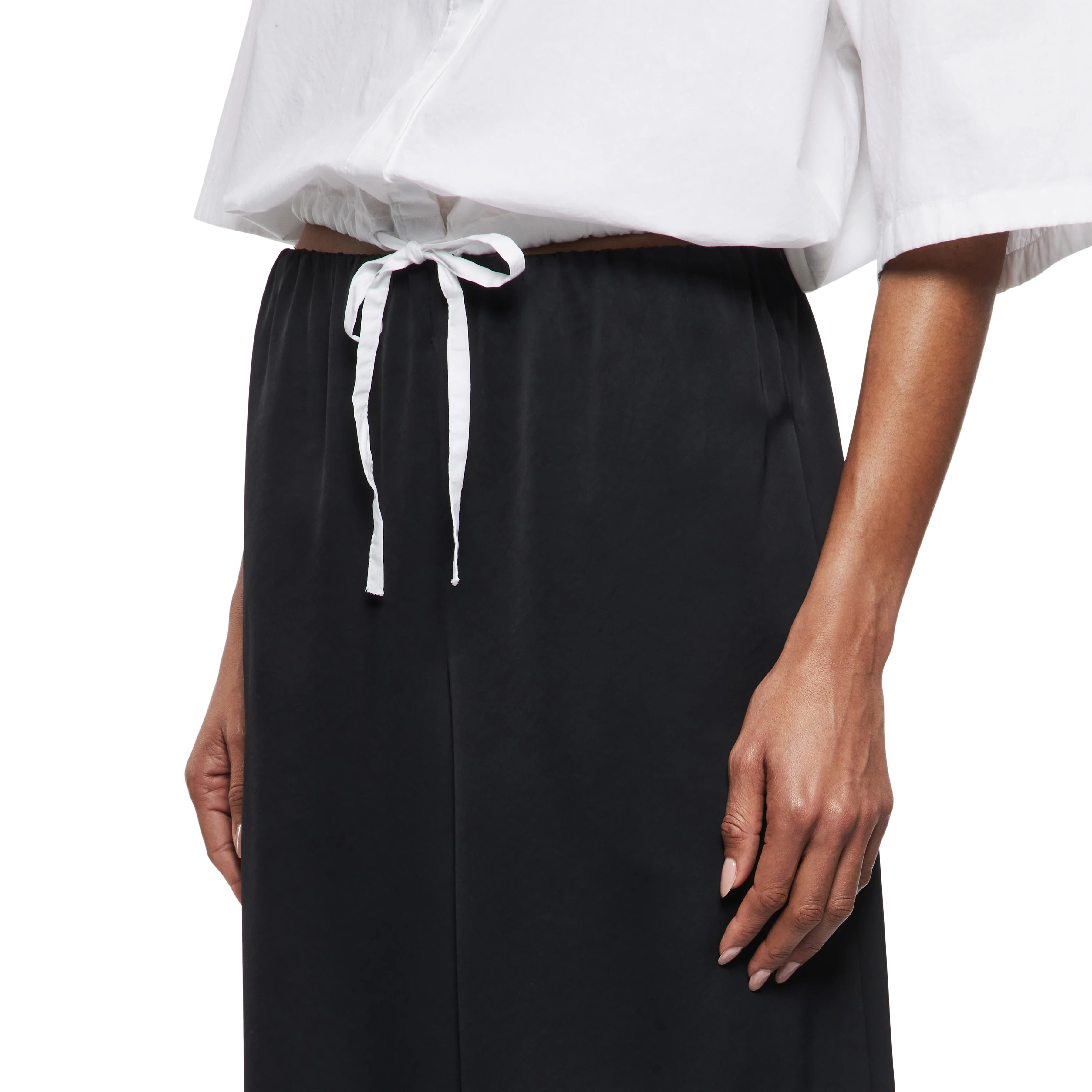 TWEEZER - Wide-leg trousers in satin - women - Natural Aluminium - Detailansicht am Model