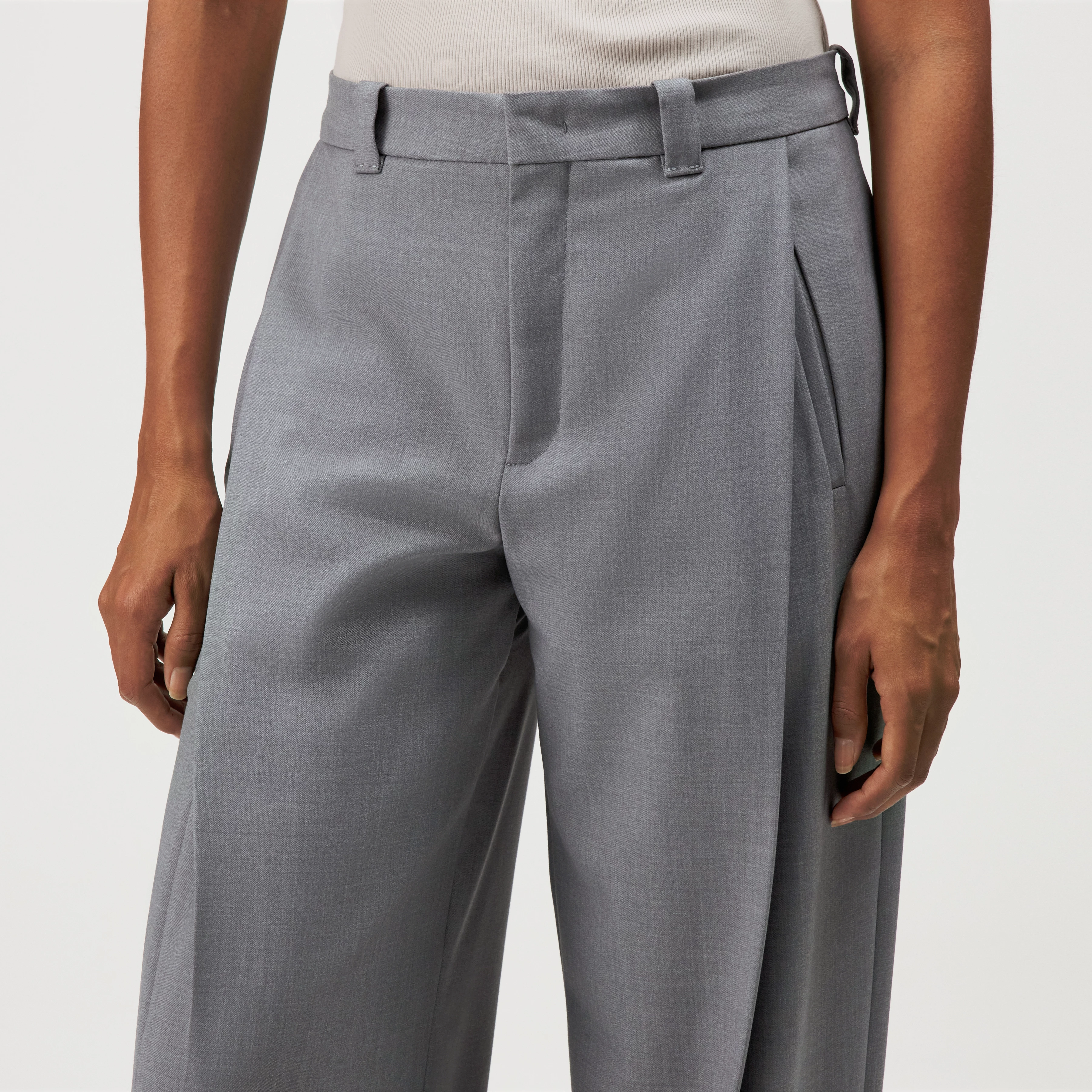 UNPACK - Gabardine trousers - women - grey - Detailansicht am Model