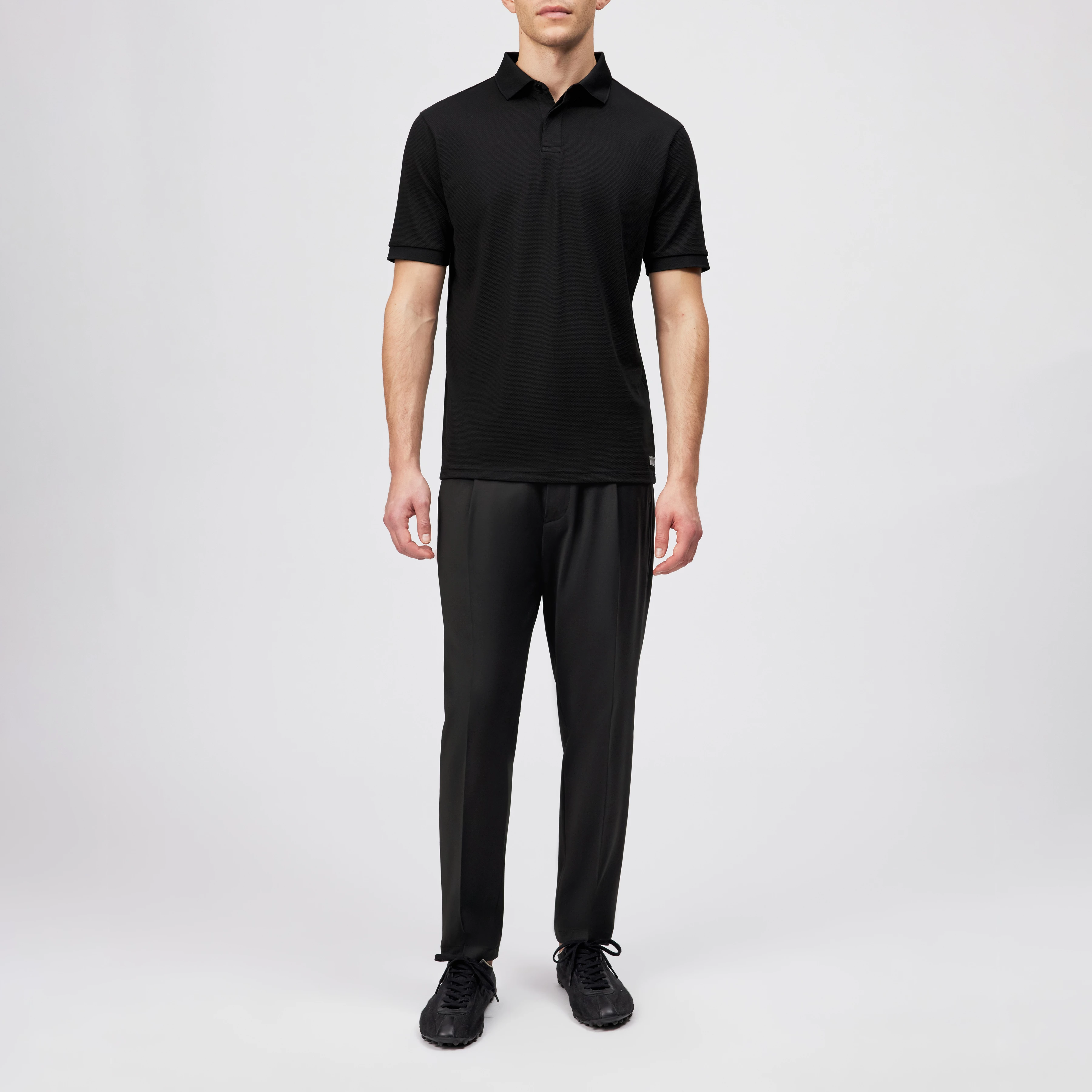 SANTOS - Classic regular fit polo in piqué structure - men - black - Ganzkörper-Frontansicht