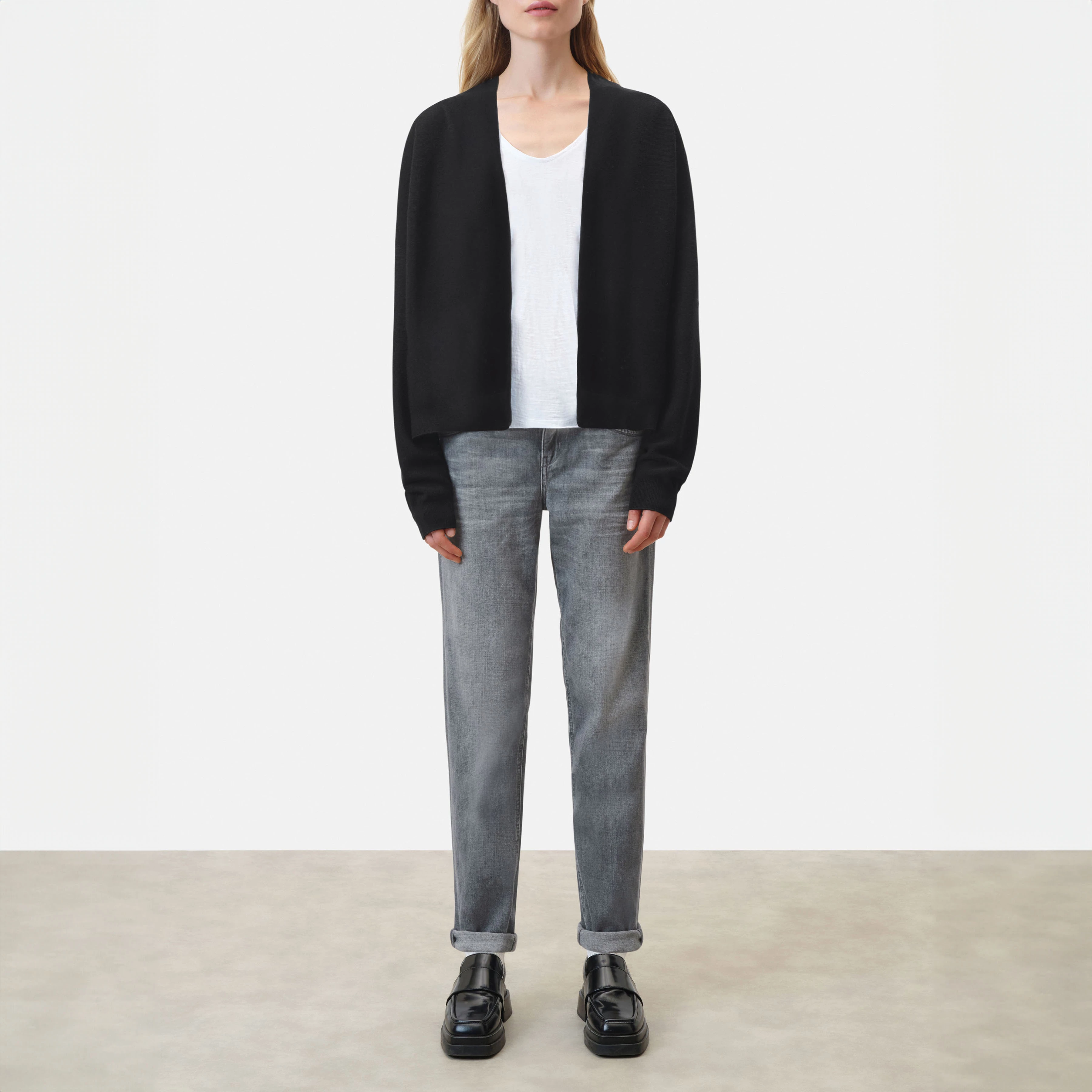 MIRALA - Lässige Strickjacke, in 100% Merinowolle - Damen - schwarz - Ganzkörper-Frontansicht