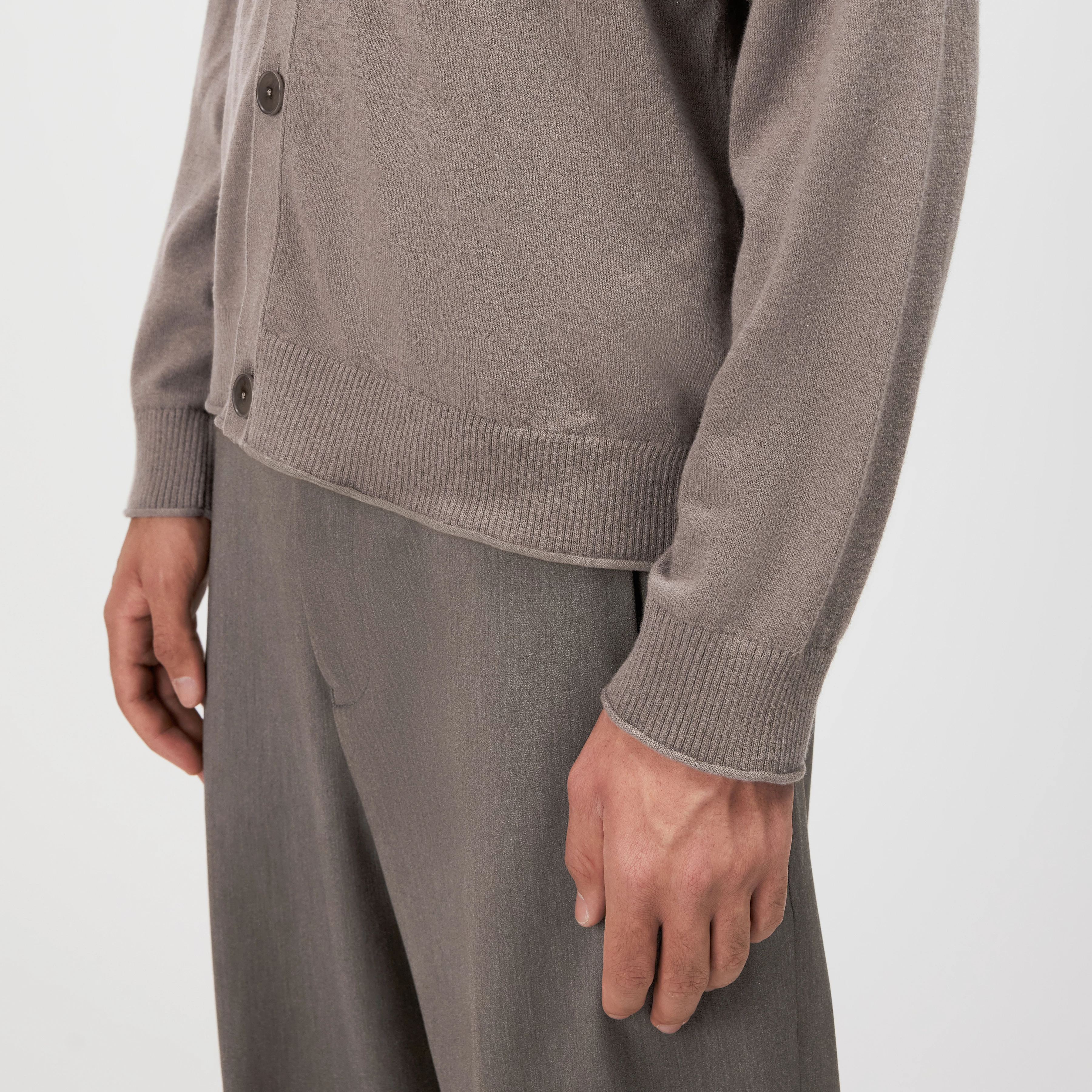 ELUAN - Fine knit cardigan - men - brown - Detailansicht am Model