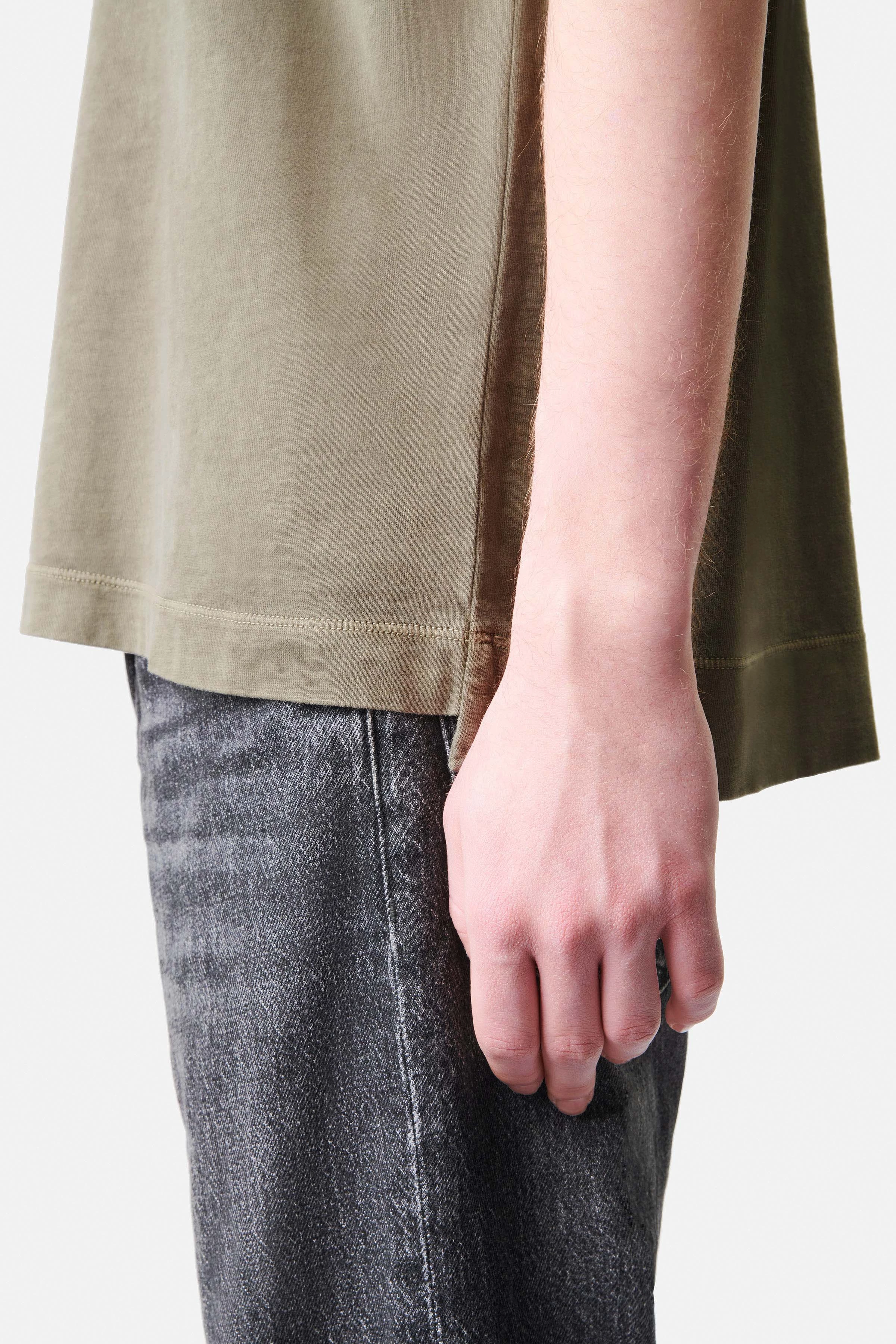 EROS - t-shirt with rolled edge in a washed look - men - green - Detailansicht am Model