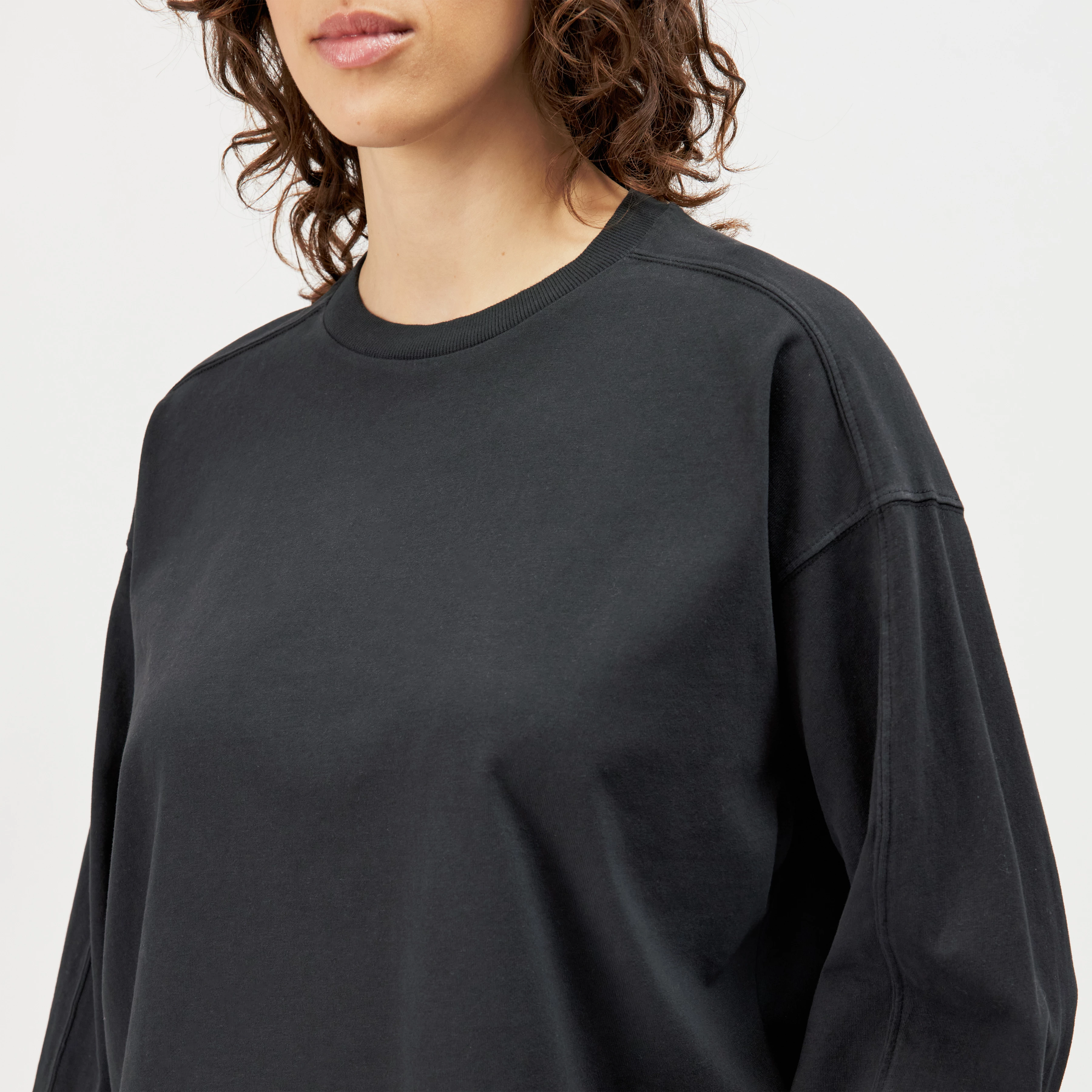 KELAI - Casual relaxed-fit cotton sweatshirt - women - black - Detailansicht am Model