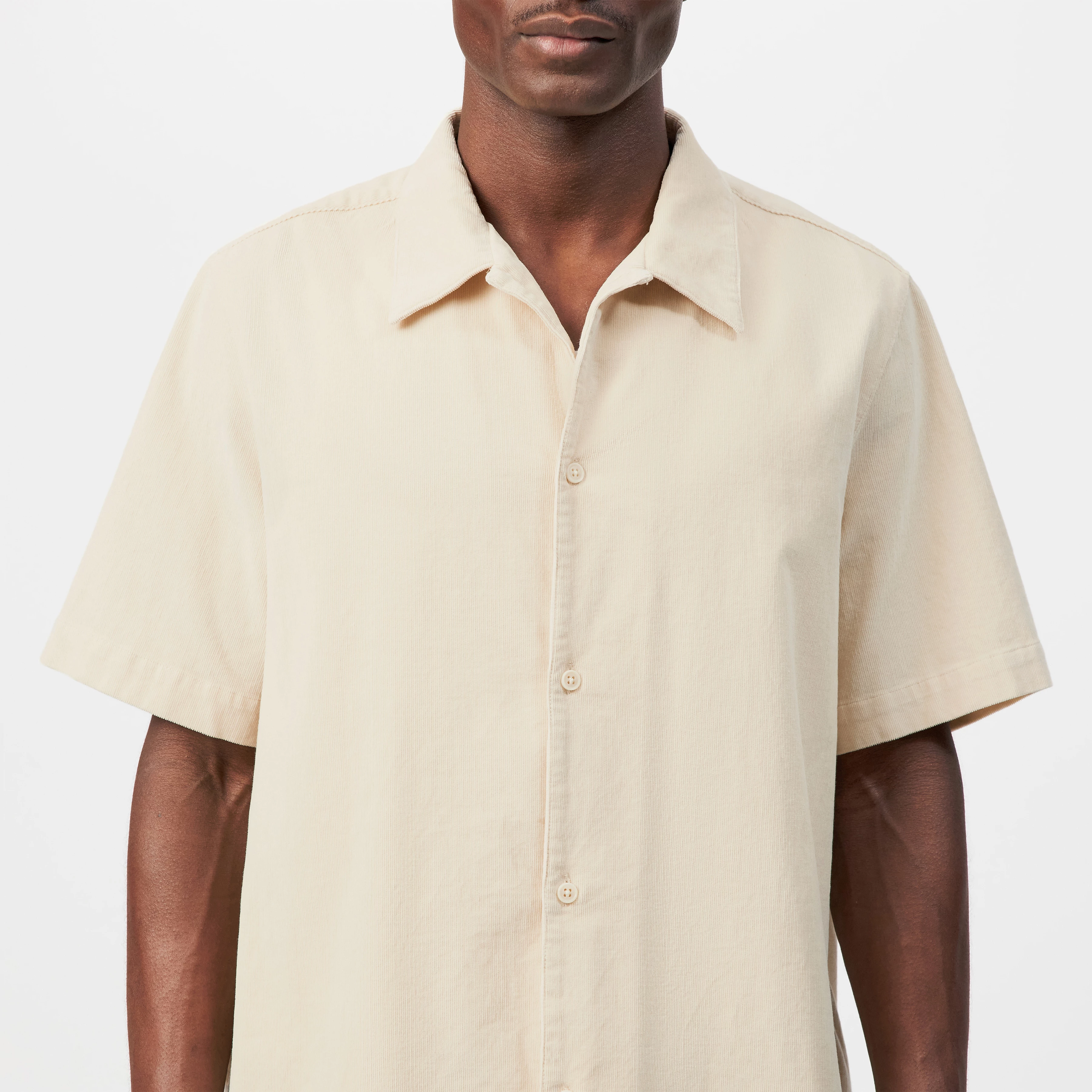 MERYN - Corduroy short-sleeve shirt - men - beige - Detailansicht am Model