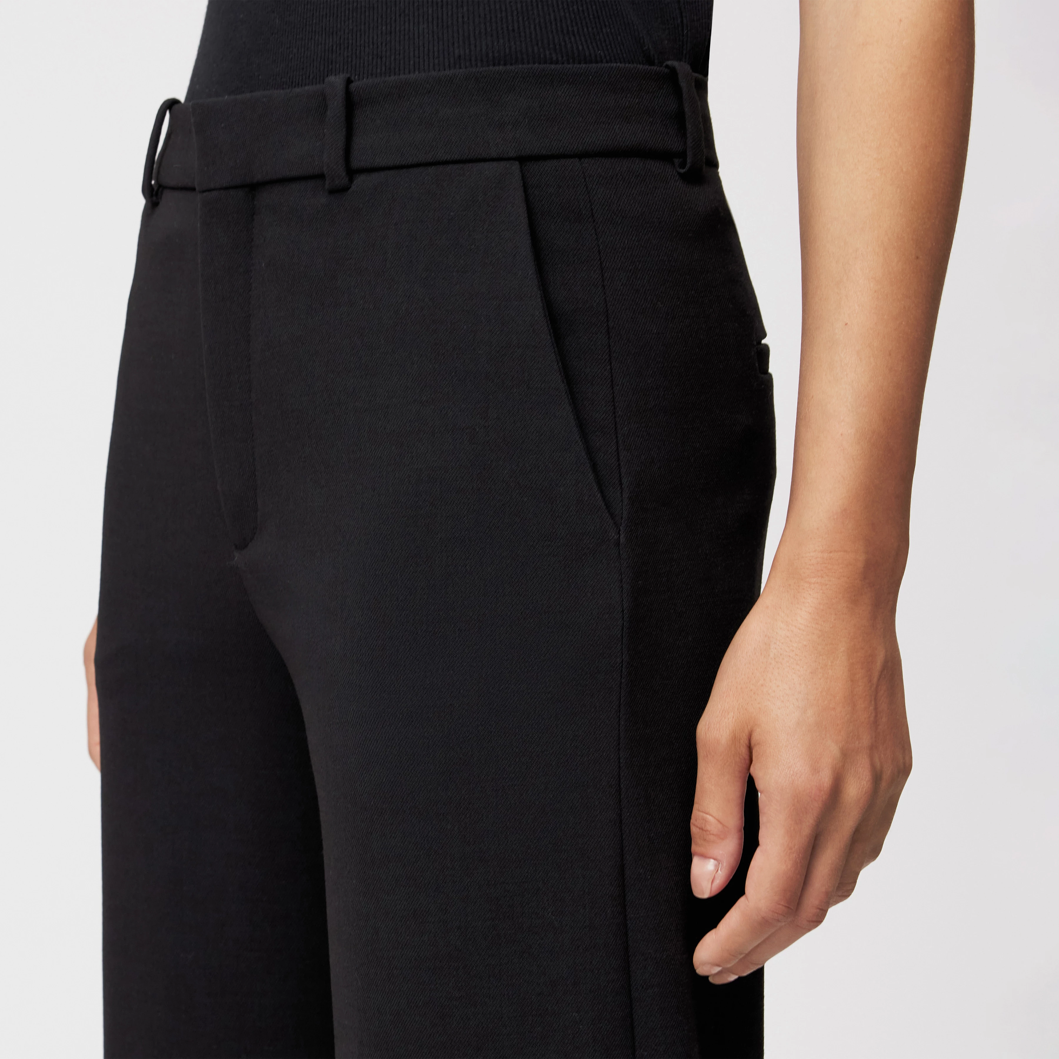 DESK - Hose mit Barrel-Leg in technischem Gabardine - Damen - schwarz - Detailansicht am Model