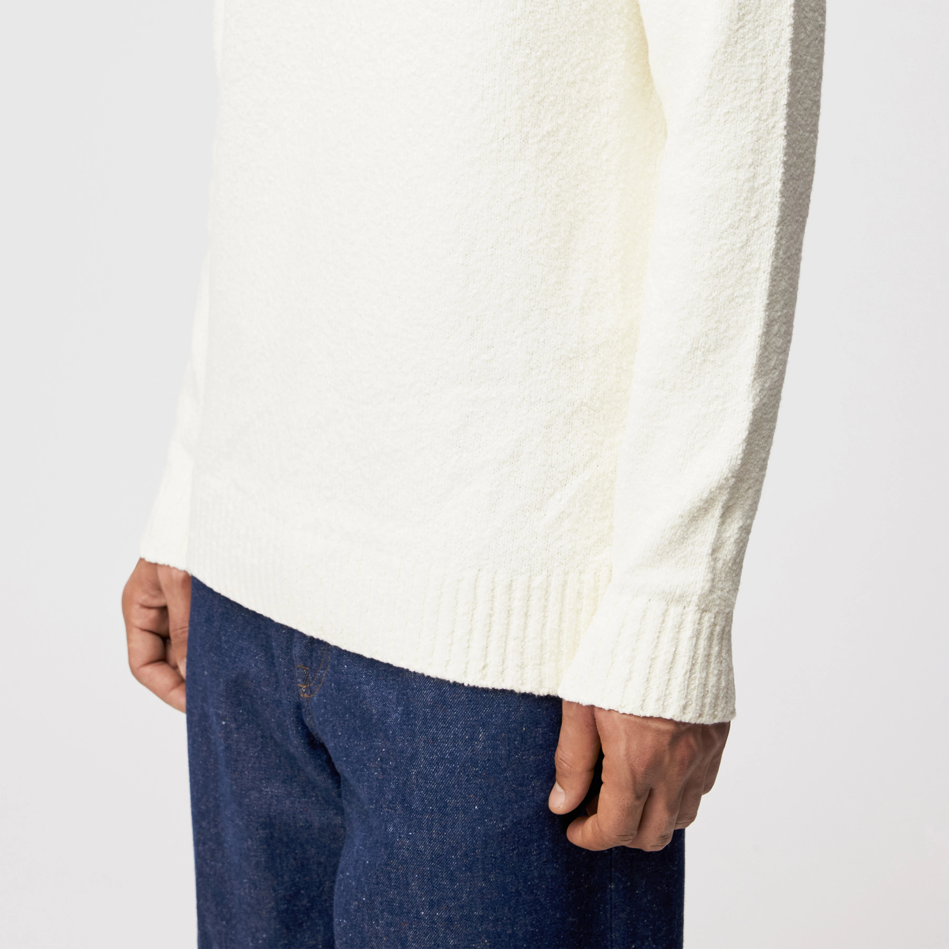 ZAYN - Stehkragenpullover in Bouclé Baumwoll-Mix - Herren - off white - Detailansicht am Model