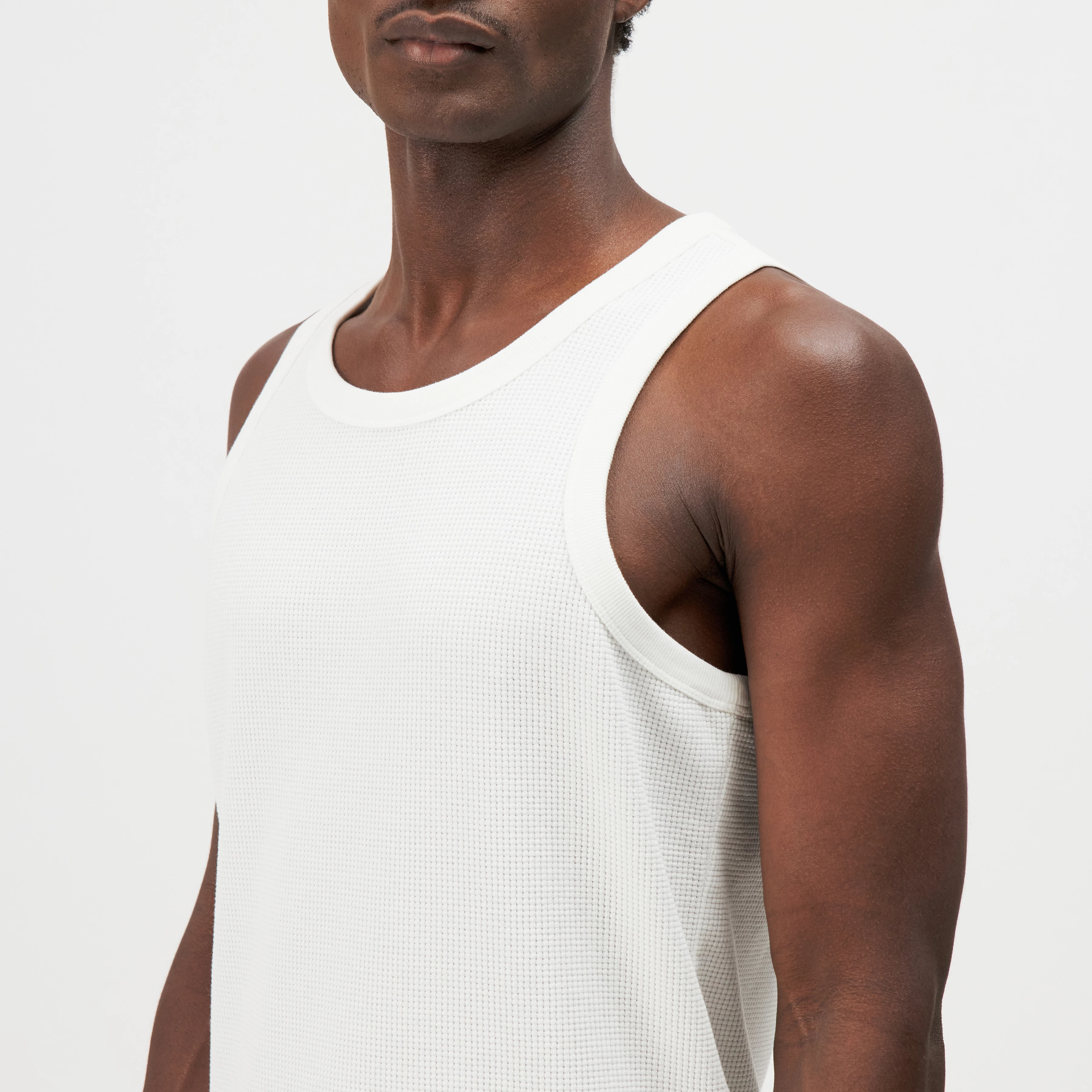NATHAN - Bodyfitted Ripp-Tanktop mit strukturierter Oberfläche - Herren - weiß - Detailansicht am Model