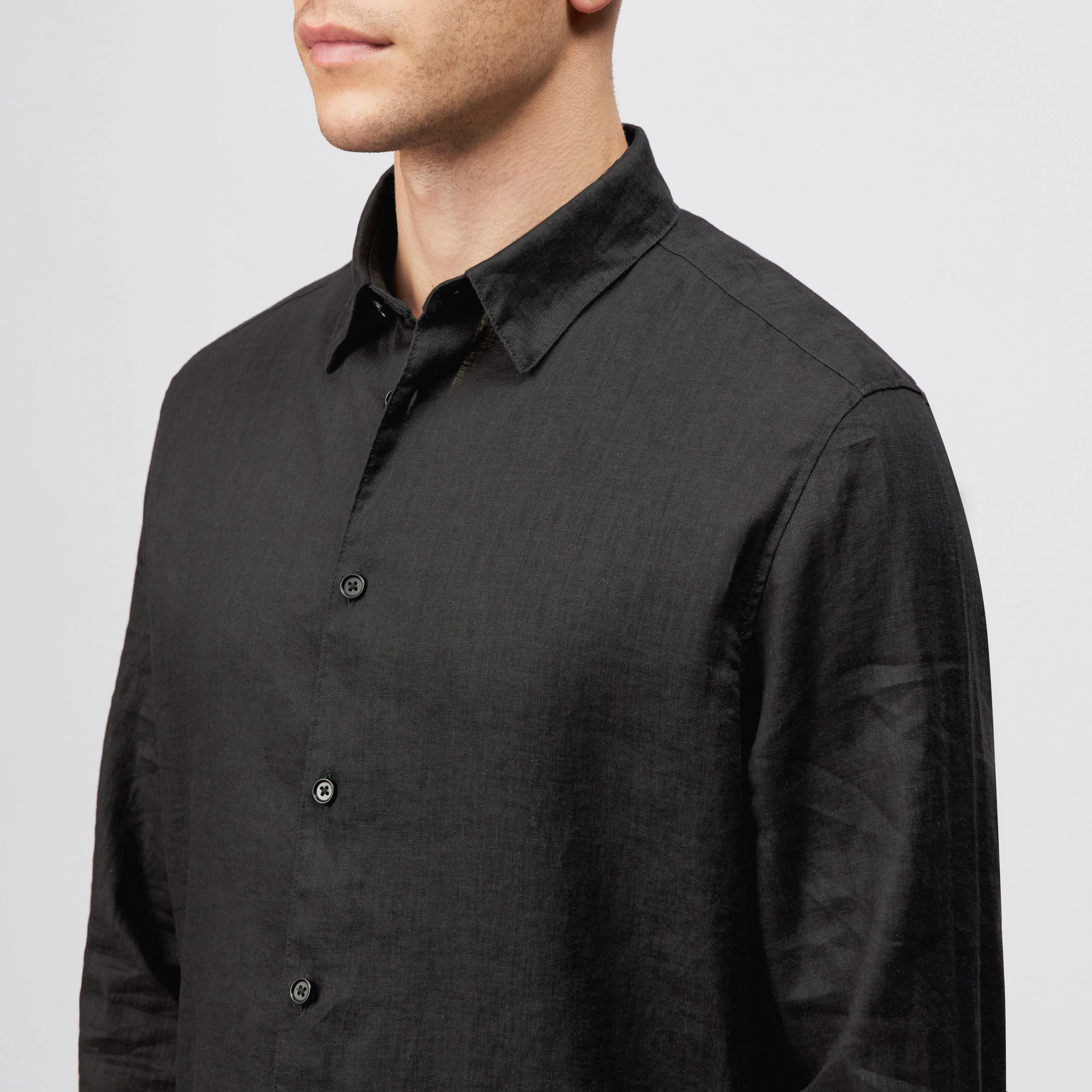 RAMIS - Regular fit shirt in linen-cotton blend - men - Natural Aluminium - Detailansicht am Model