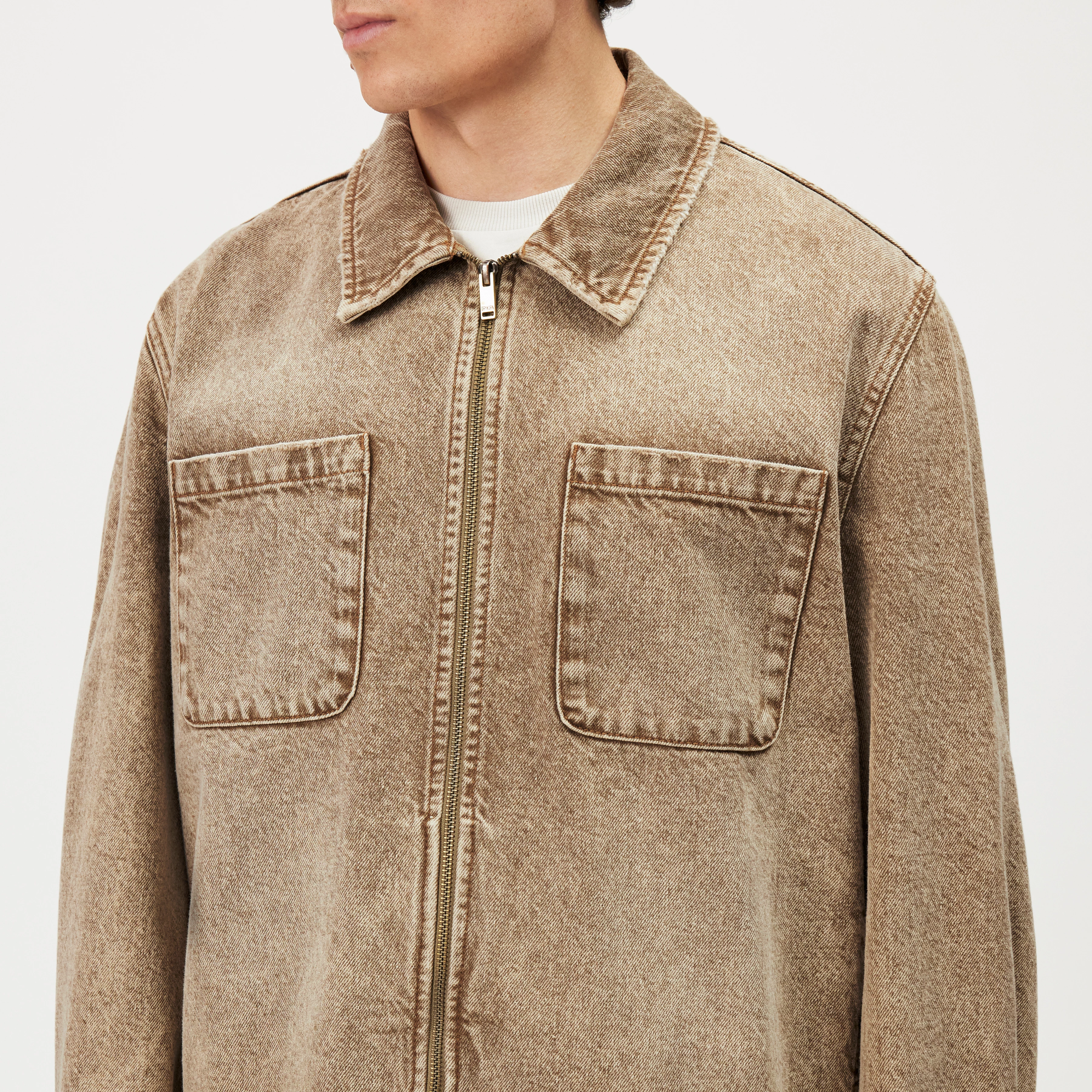 MELLAN - Relaxed Fit Jacke in beigefarbener Denimwaschung - Herren - braun - Detailansicht am Model