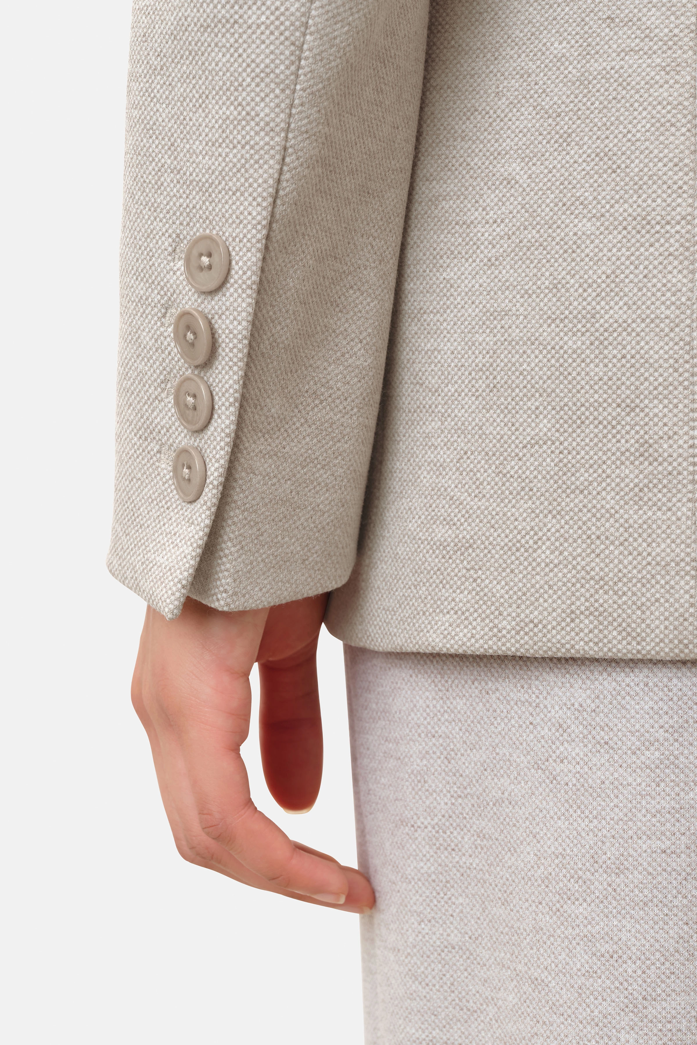 ATLIN_2 - Einknopf-Blazer in Jersey - Damen - beige - Detailansicht am Model