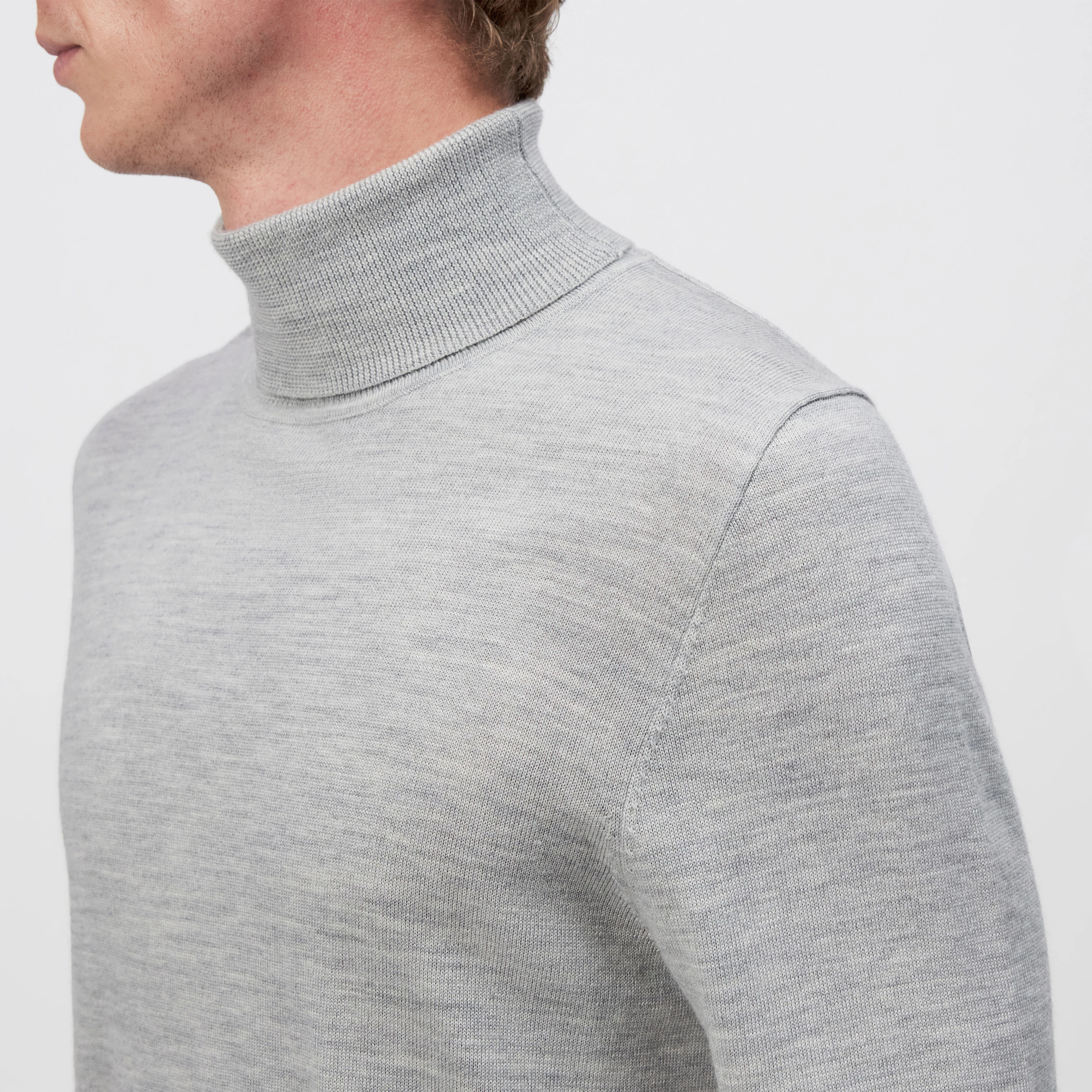JOEY - Turtleneck jumper in 100% merino wool - men - grey - Detailansicht am Model