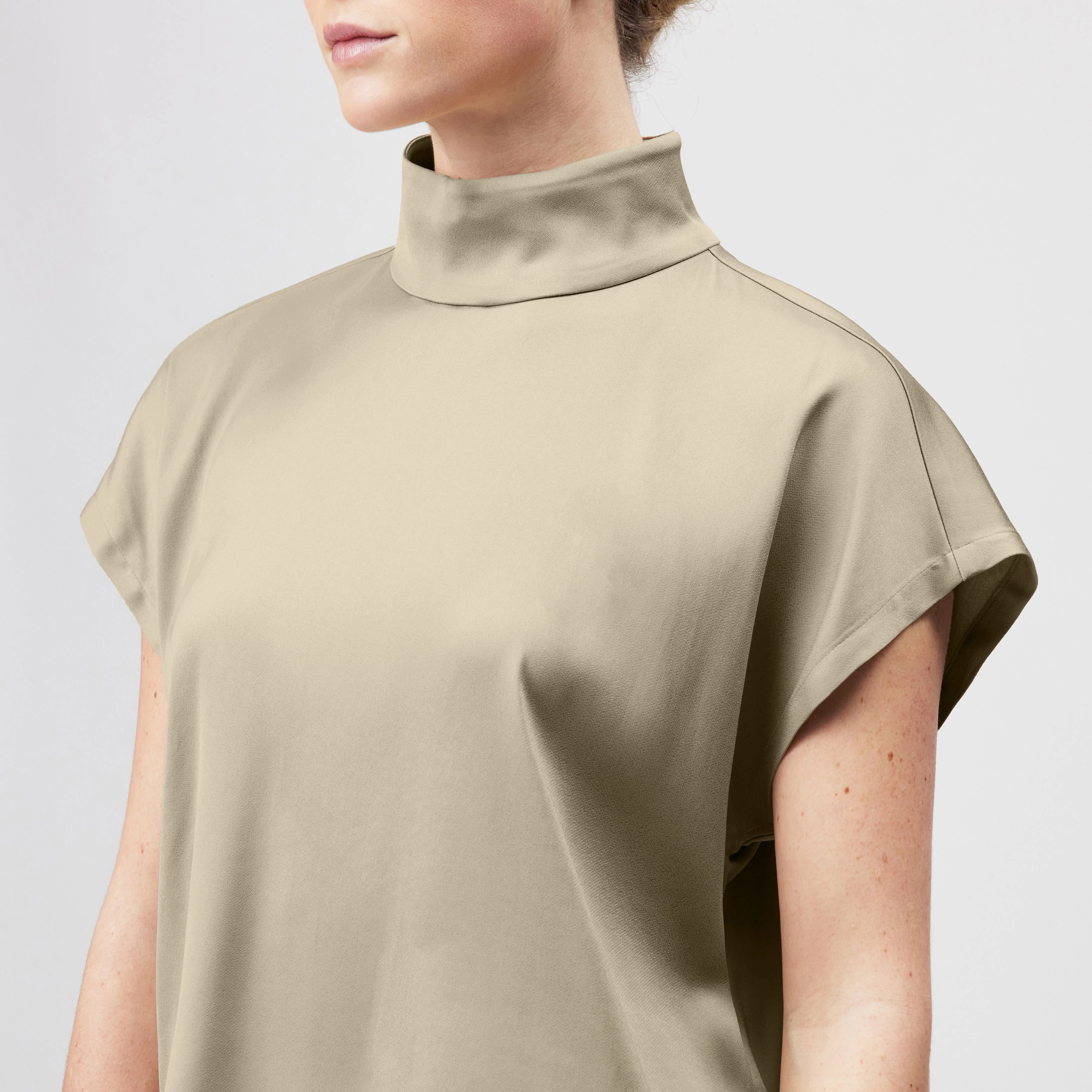 ALARIA_1 - Shirt blouse with stand-up collar in satin - women - beige - Detailansicht am Model