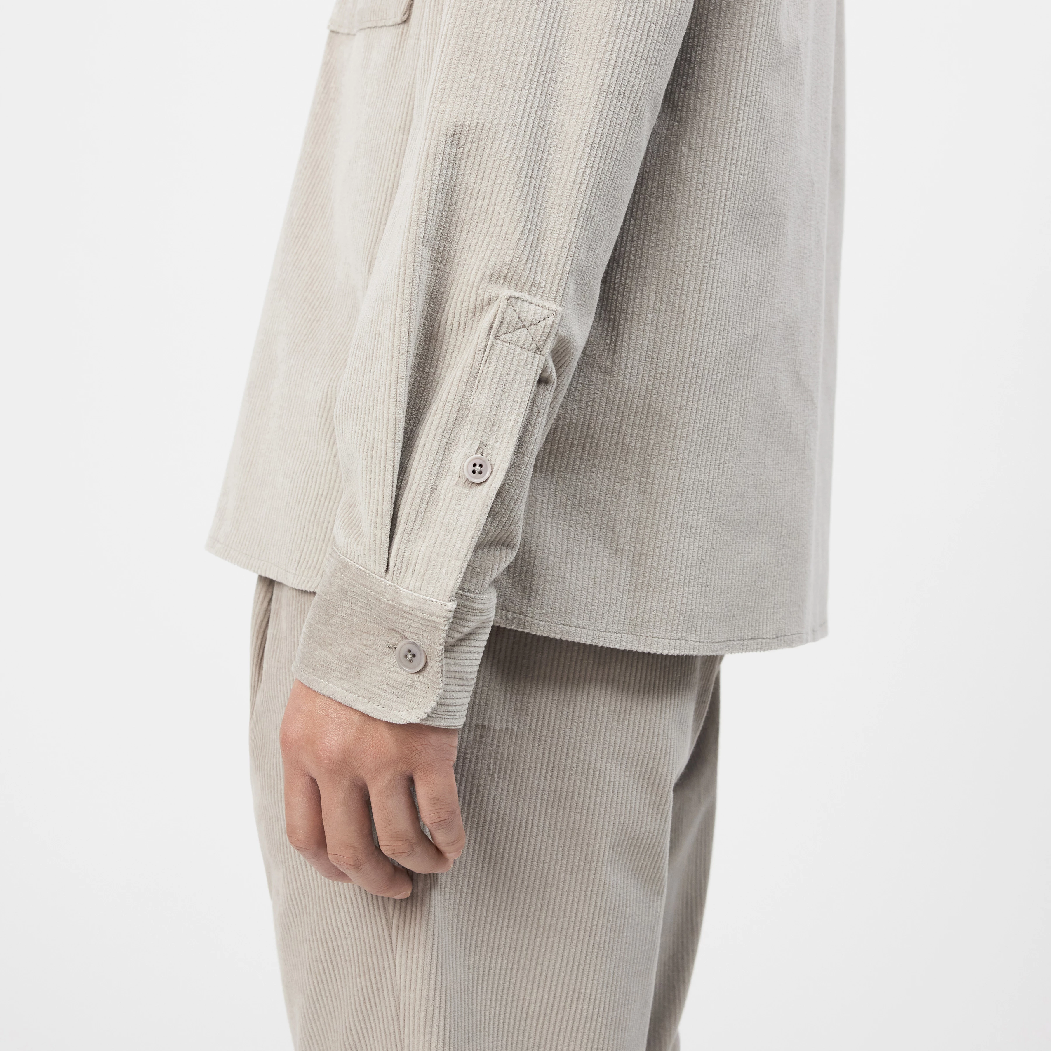 GUNRAY - Relaxed fit overshirt in cotton corduroy - men - beige - Detailansicht am Model