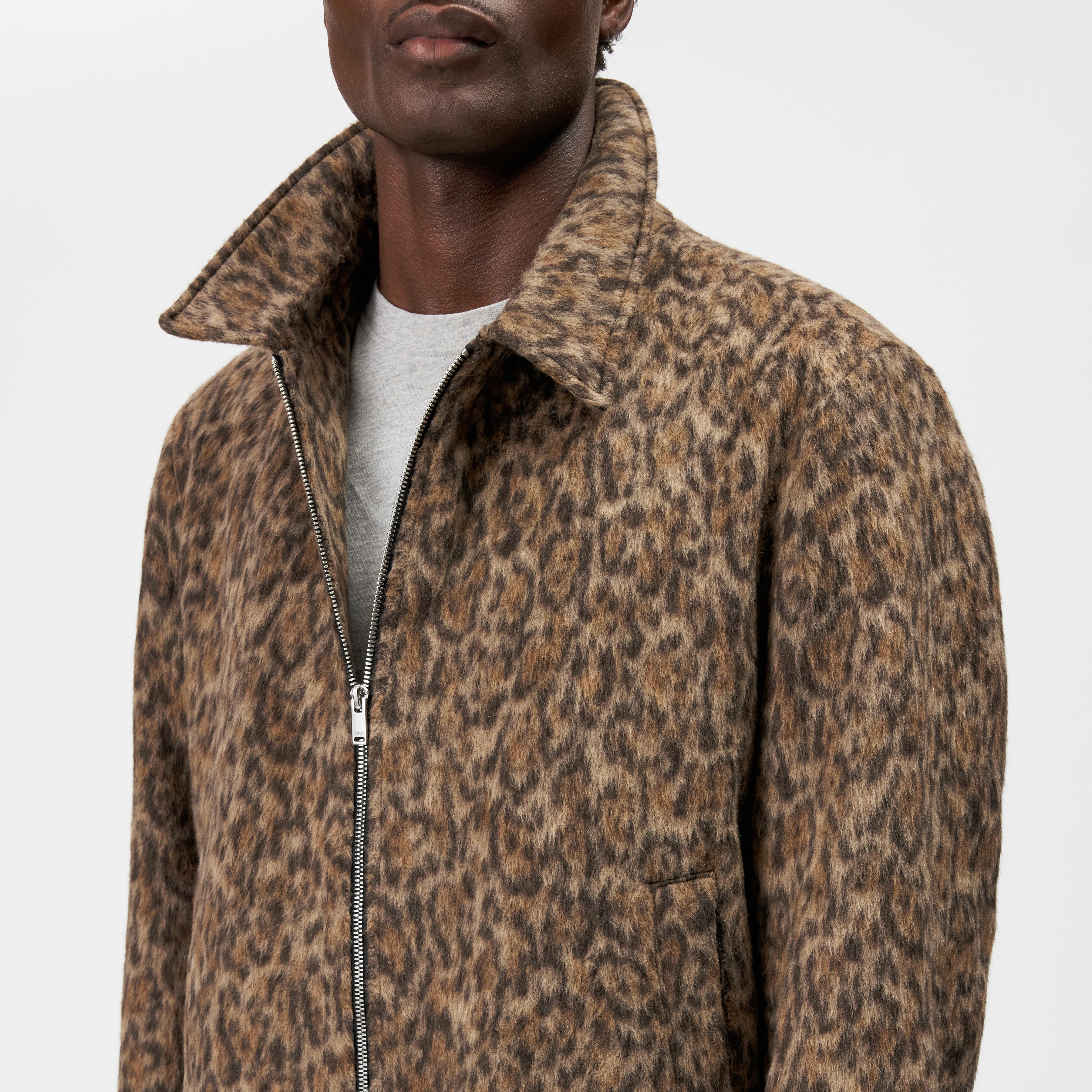 RIKKA_2 - Jacquard jacket with turn-down collar - men - brown - Detailansicht am Model