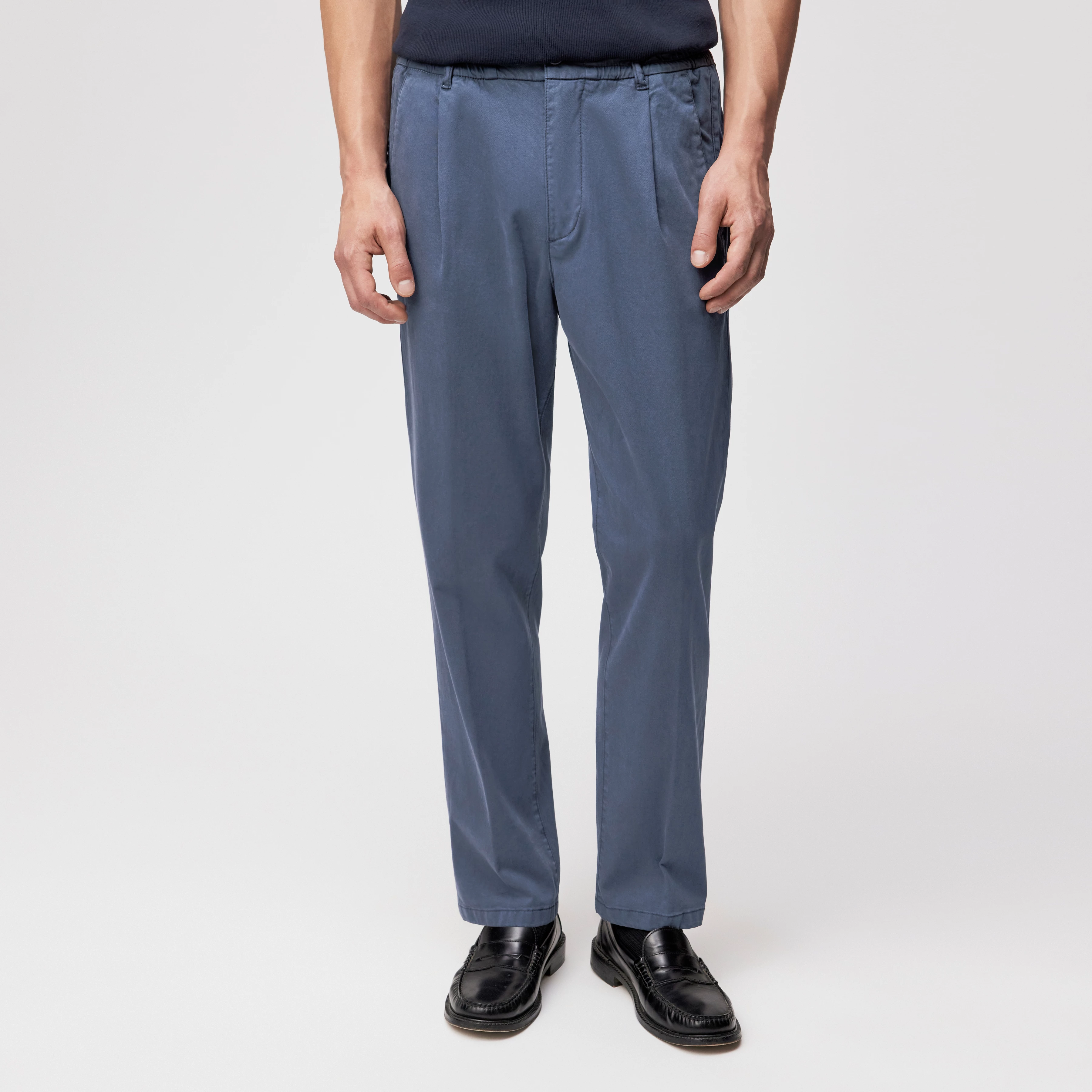 CHASY_RGLR - Casual trousers with pleats in soft cotton - men - blue - Frontansicht