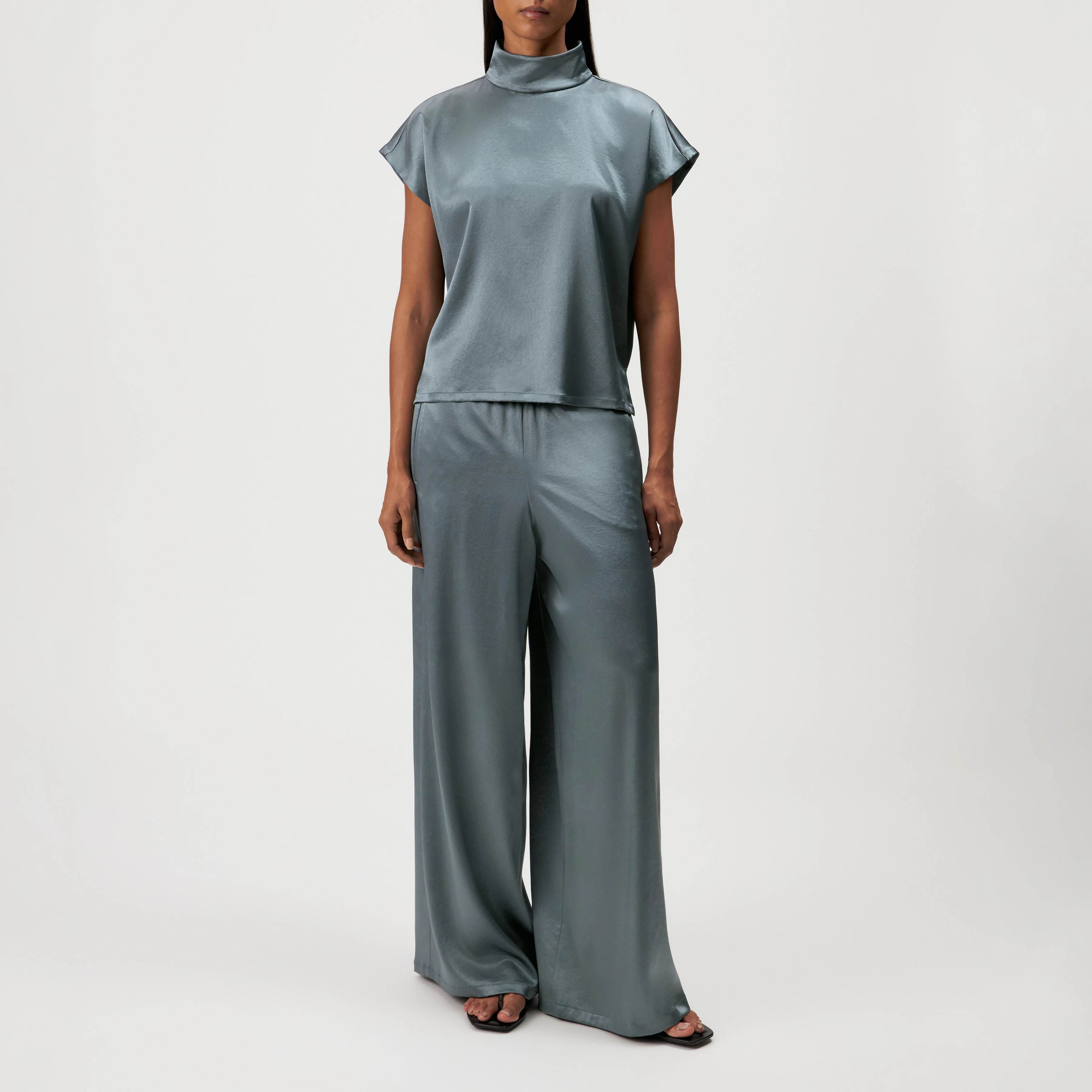 CEILING - Pantalon large en satin fluide - women - vert - Ganzkörper-Frontansicht