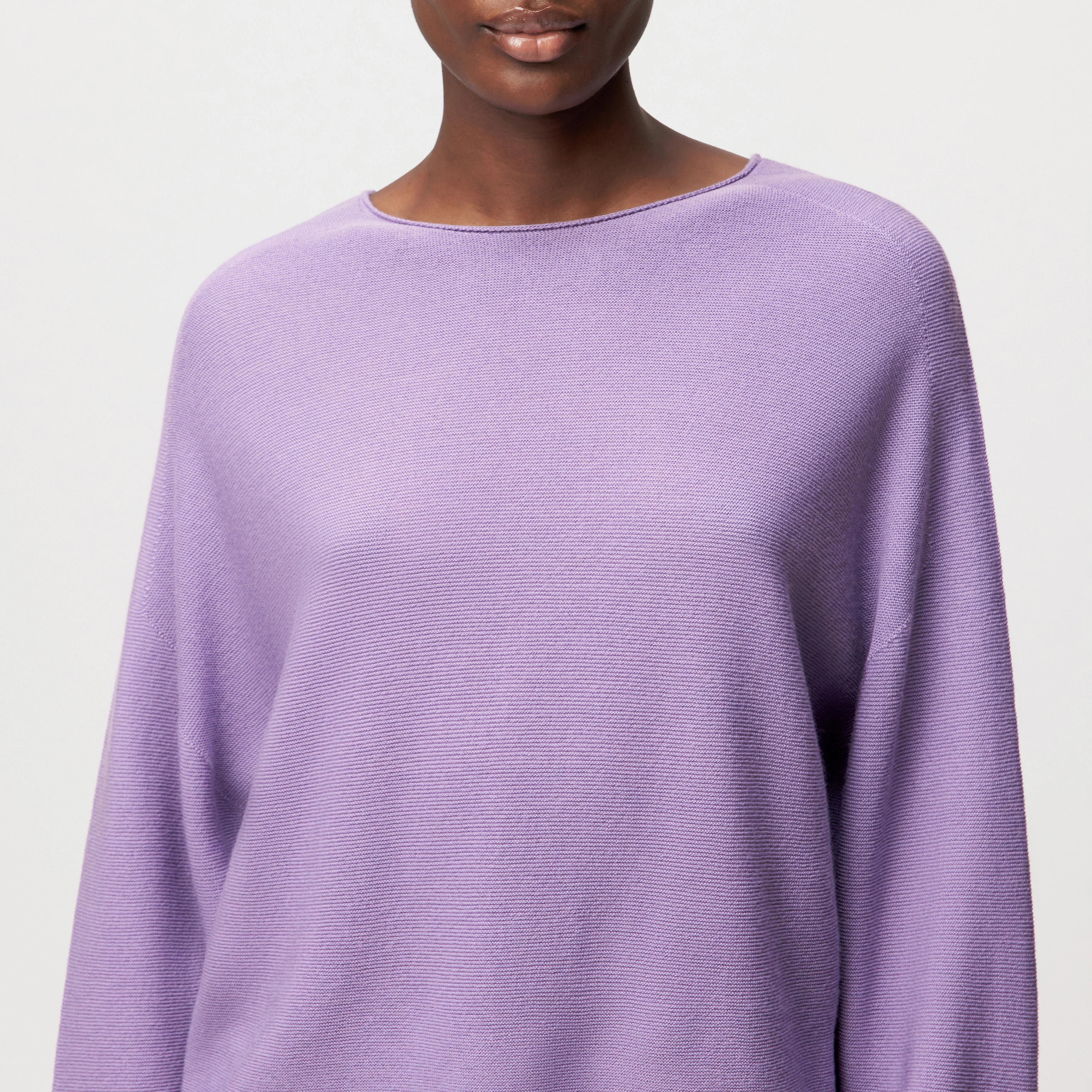 MEAMI - Vekürzter Egg-Shape Pullover in 100% Merinowolle - Damen - lila - Detailansicht am Model