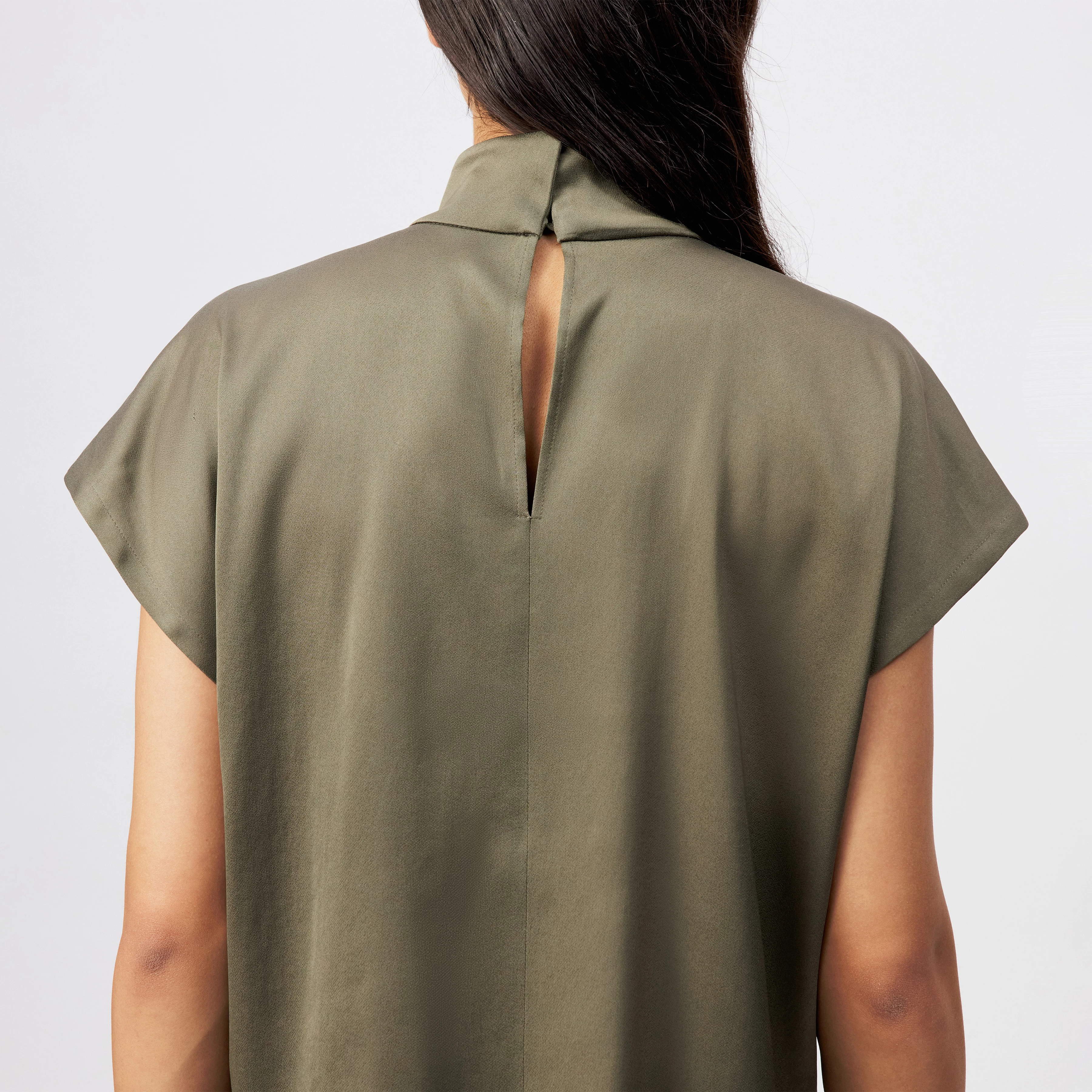 ALARIA_1 - Shirt blouse with stand-up collar in satin - women - green - Detailansicht am Model