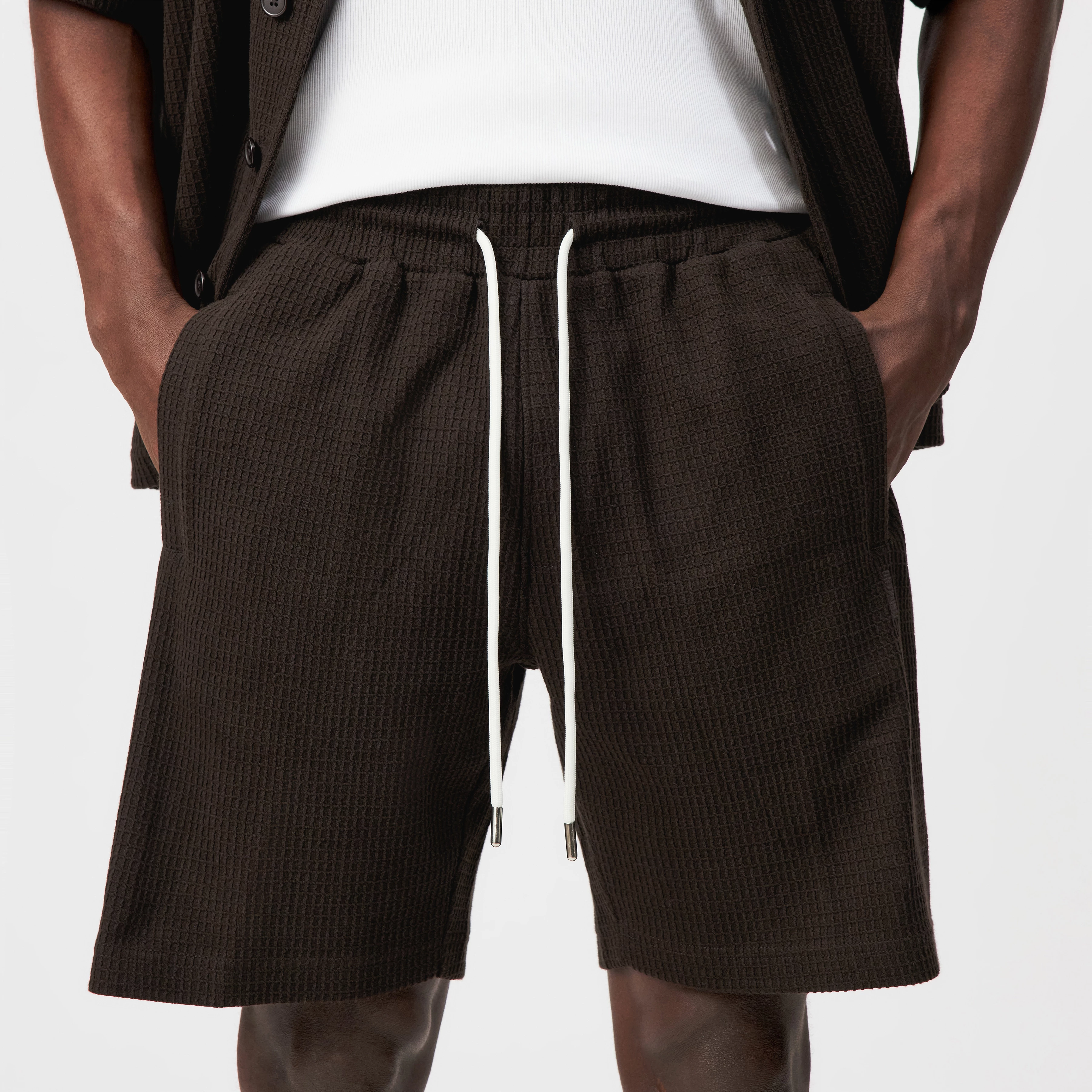 BRIKKO - Casual shorts in pure cotton - men - brown - Detailansicht am Model