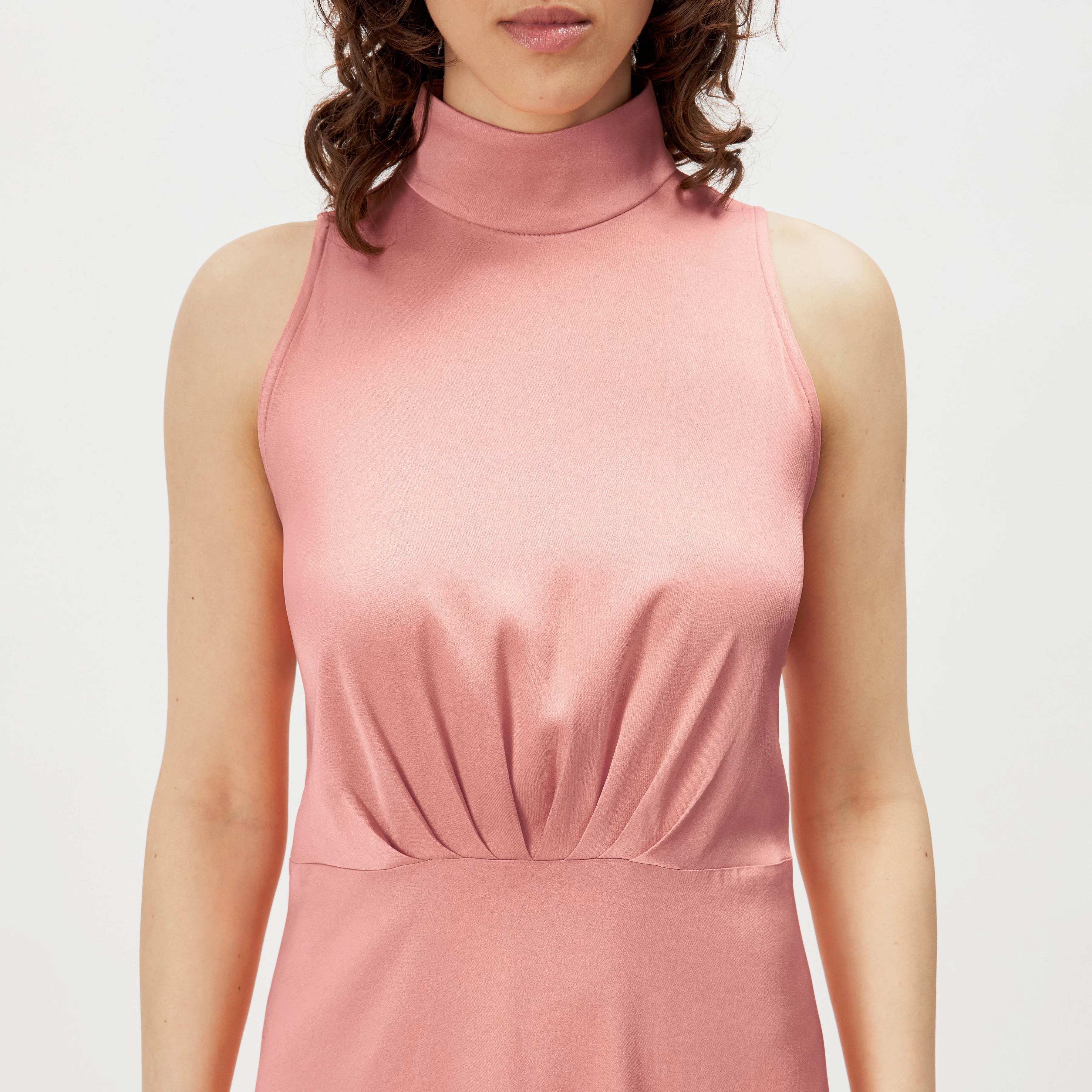 AMABEL - Satin maxi dress with stand-up collar - women - orange - Detailansicht am Model