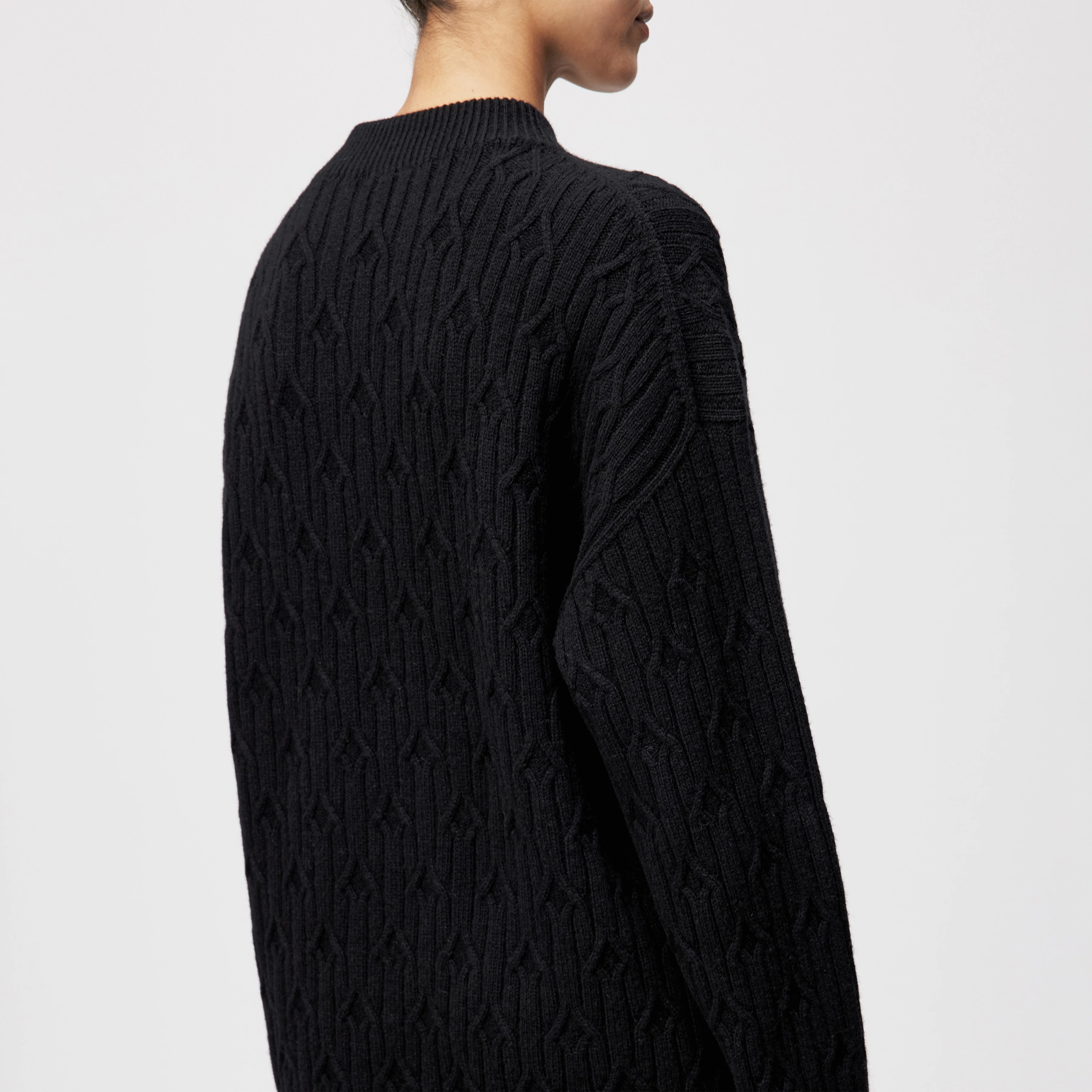 ELSTERI - Strickkleid in Minilänge in Schurwolle - Damen - schwarz - Detailansicht am Model