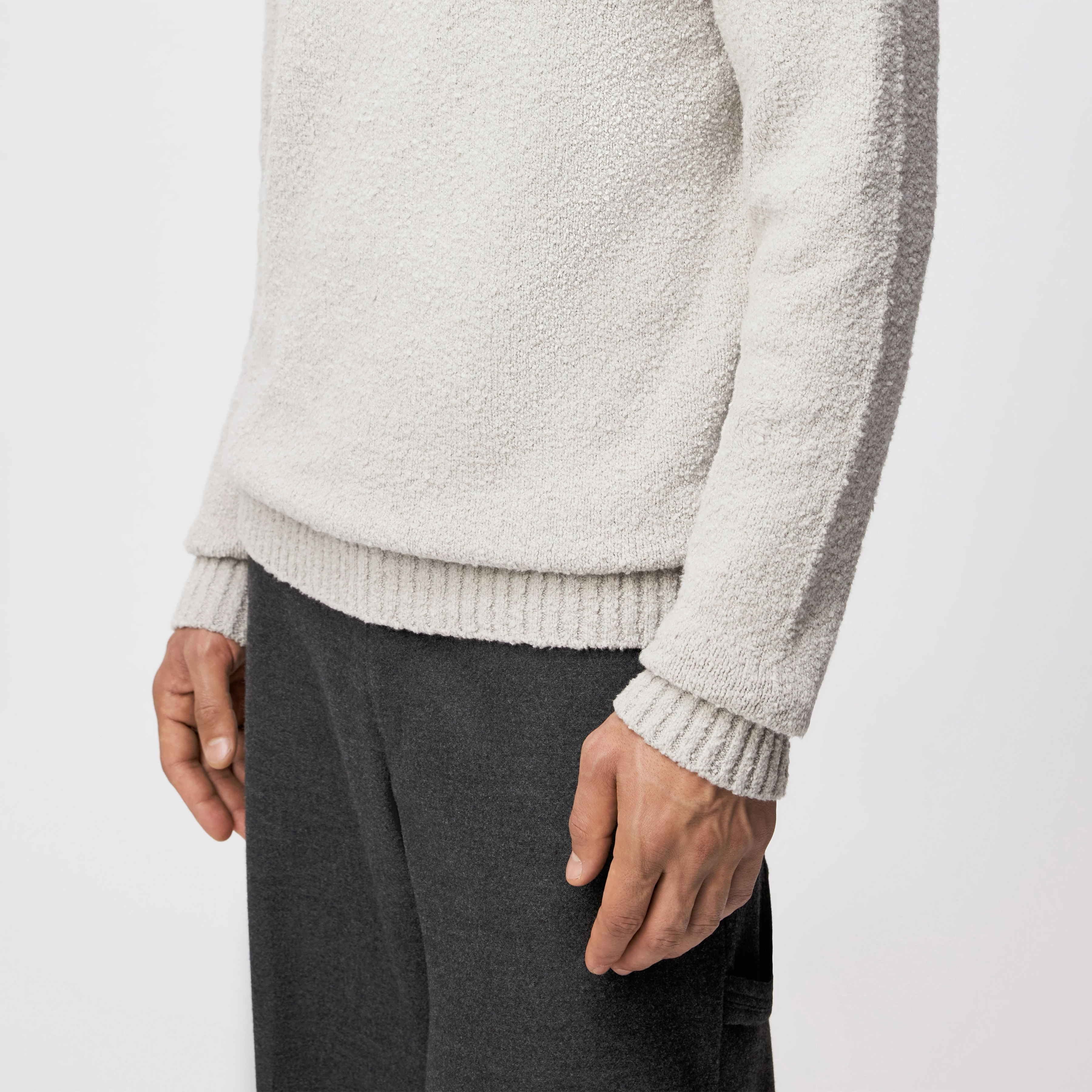 ZAYN - Stand-up collar jumper in bouclé cotton blend - men - grey - Detailansicht am Model