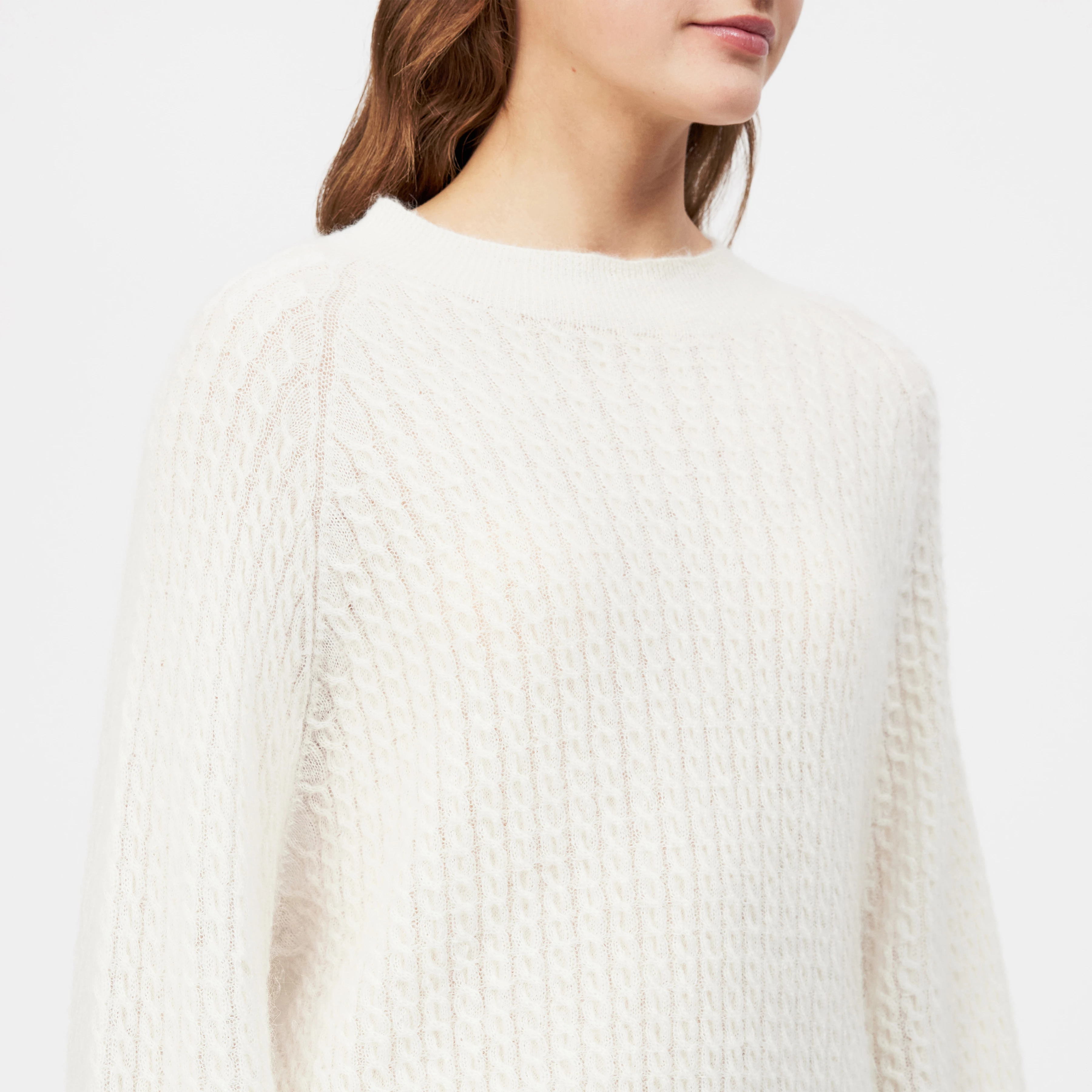 LARELYA_2 - Luxurious Suri alpaca blend jumper - women - off white - Detailansicht am Model