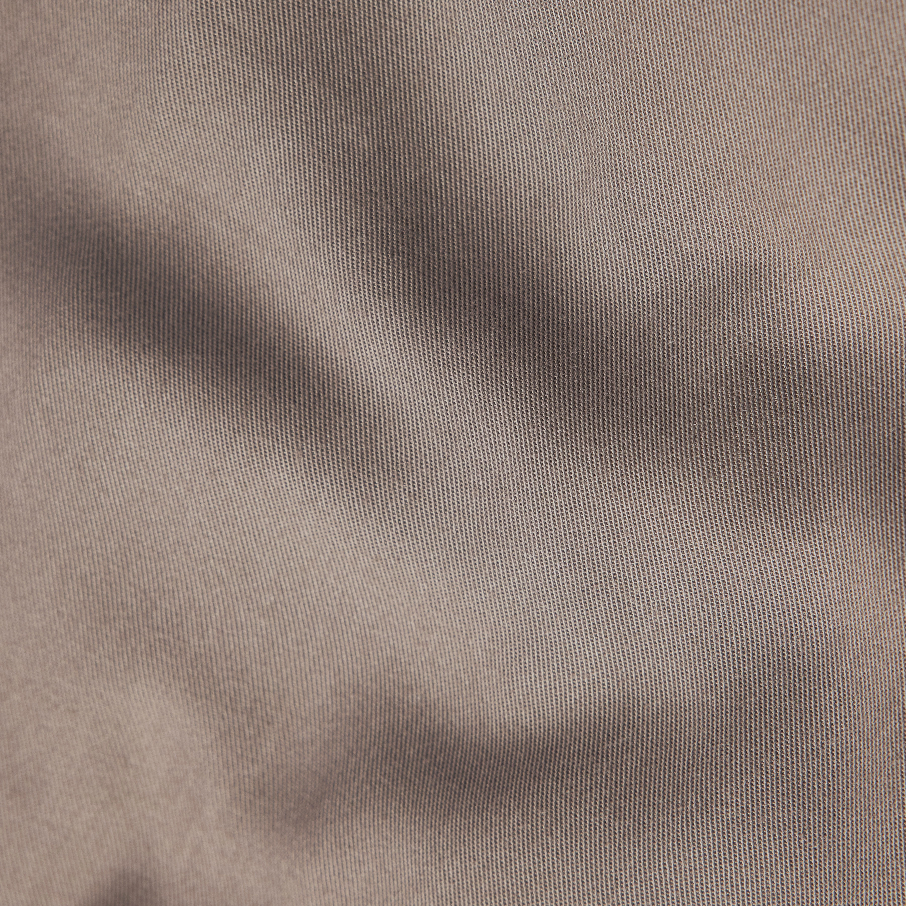 LEEK_WIDE - Relaxed Fit Bundfaltenhose aus reinem Lyocell-Twill - Herren - braun - Materialbild (B2C)