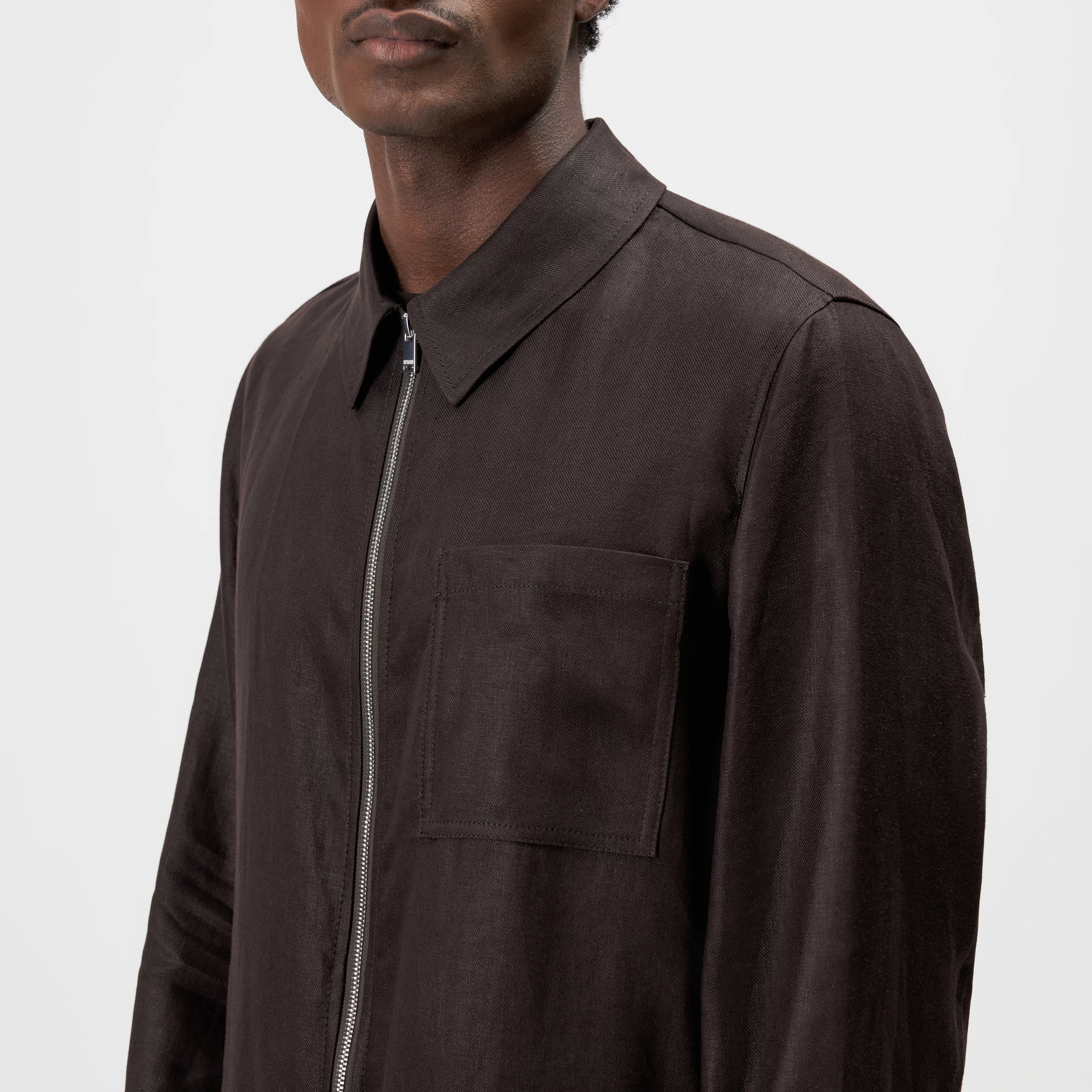 JERSON - Regular Fit Zip-Jacke in reinem Leinen - Herren - braun - Detailansicht am Model