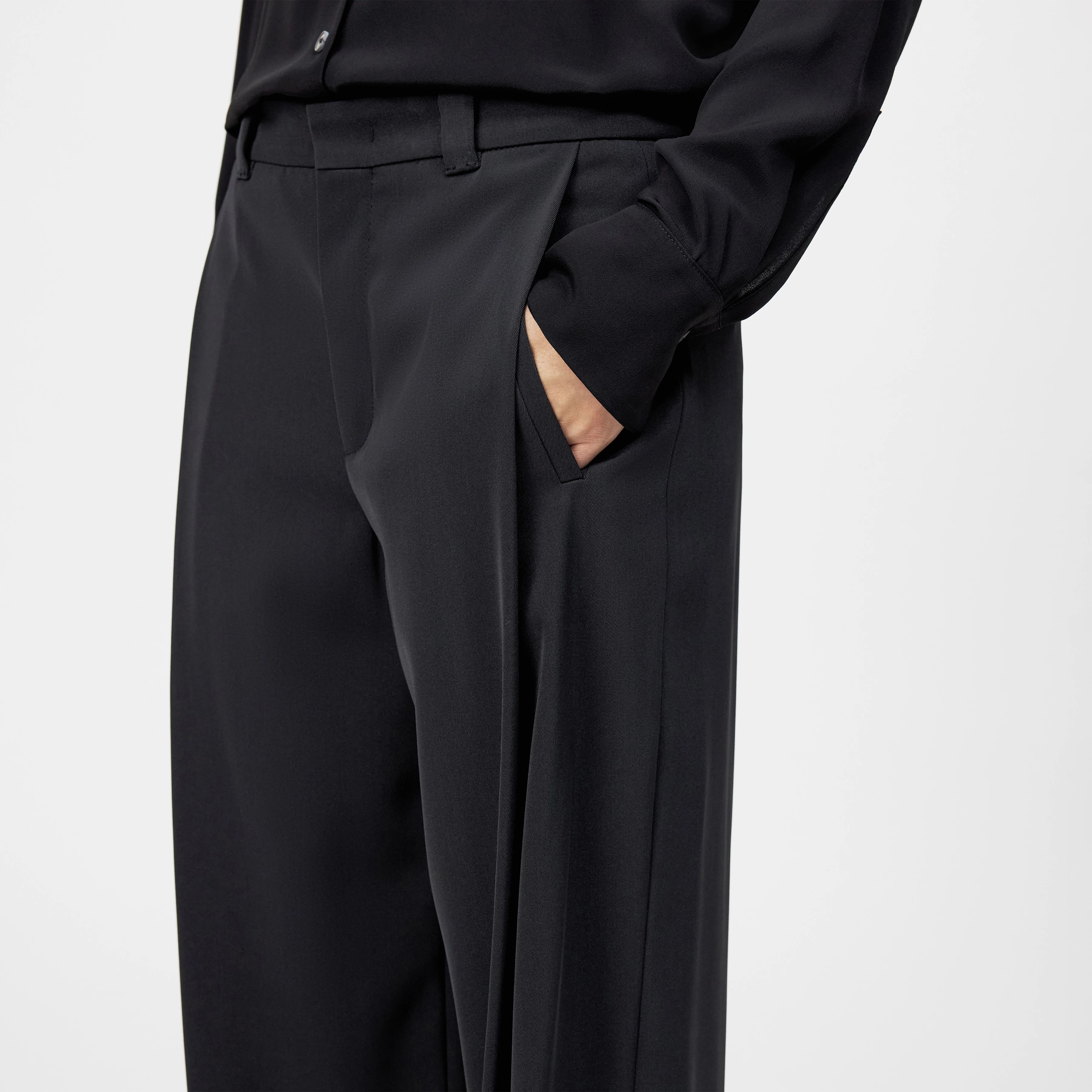 UNPACK - Trousers in techno twill - women - Natural Aluminium - Detailansicht am Model