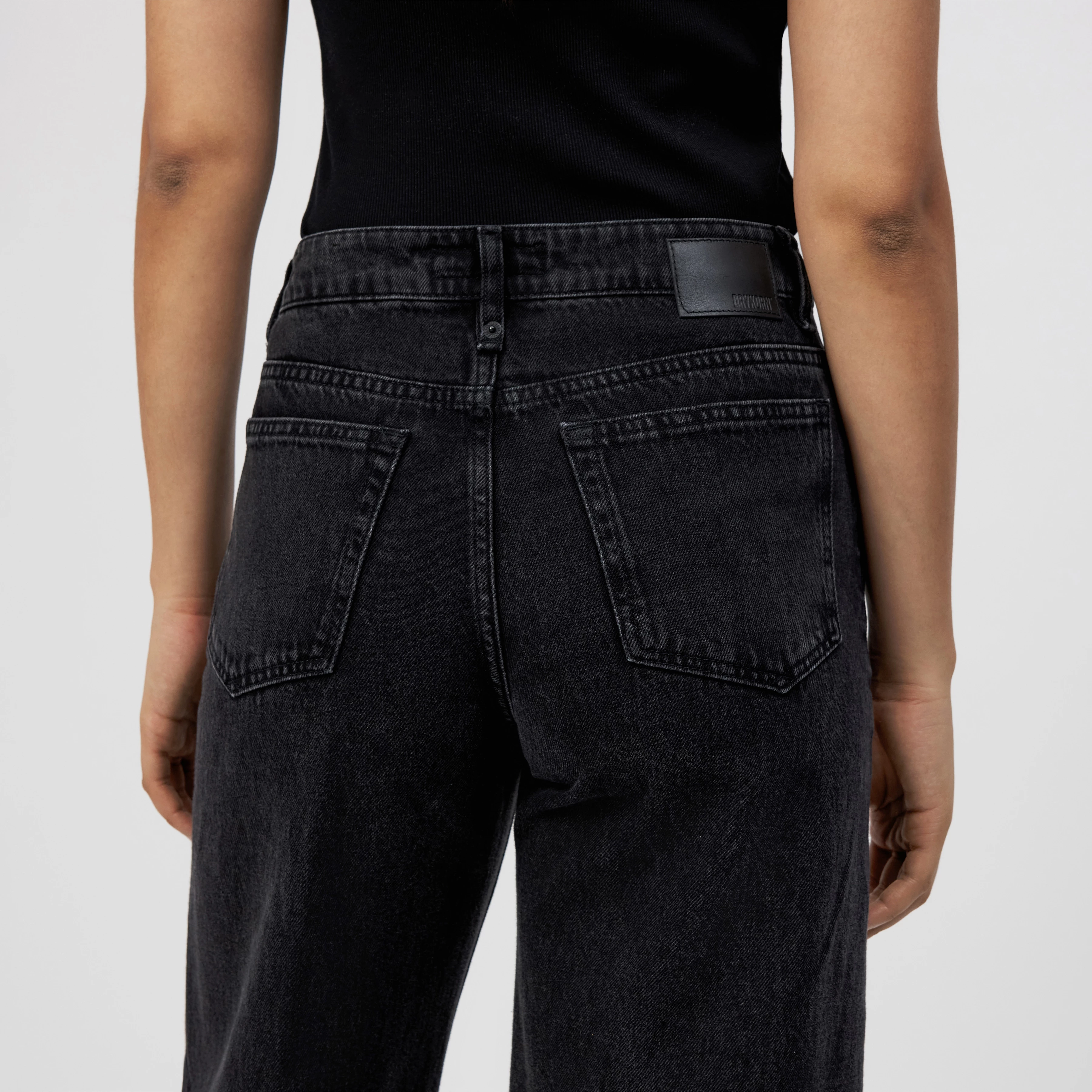 MEDLEY - Mid-Waist Jeans in Black Denim - Damen - schwarz - Detailansicht am Model