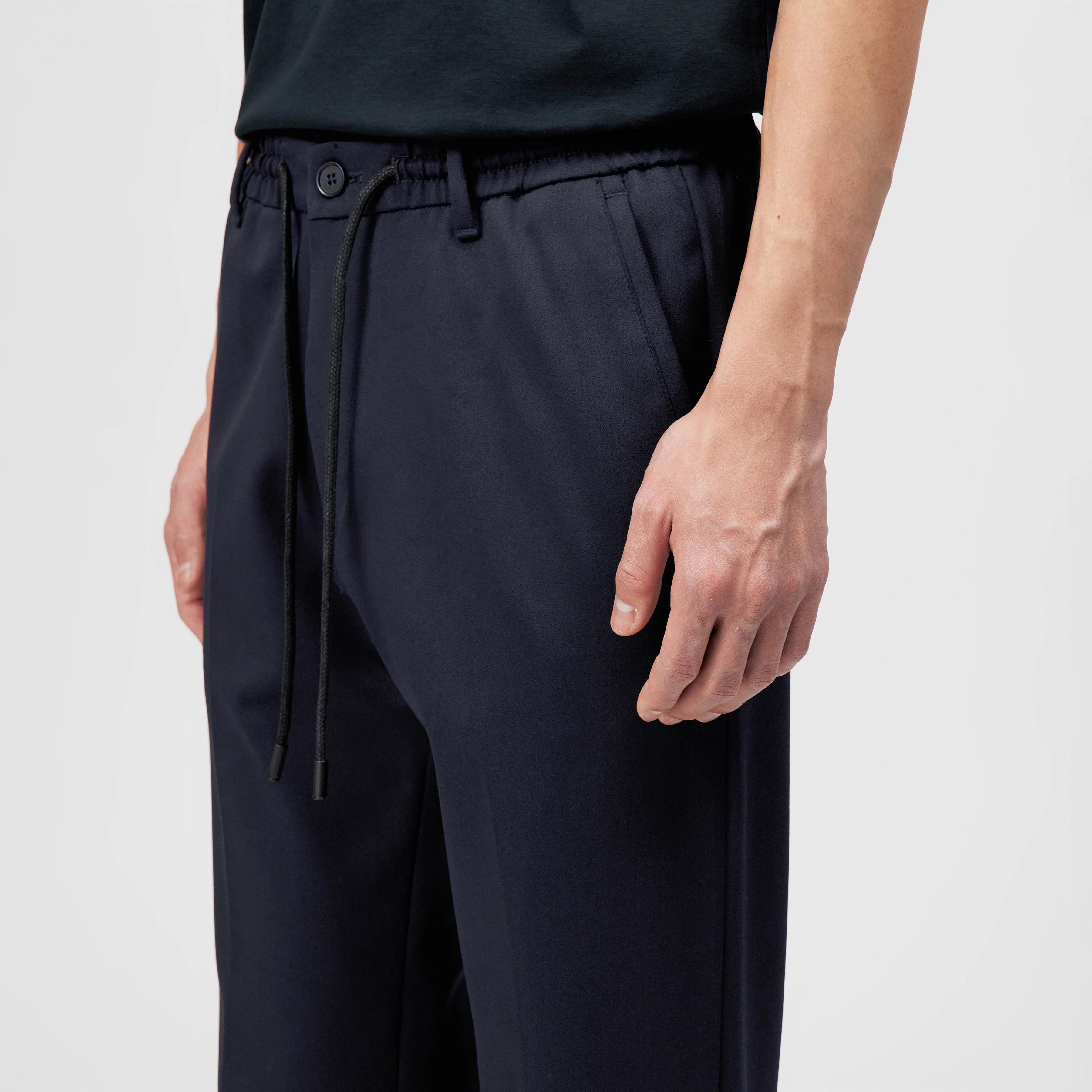 DEGER - Pantalon jogger à cordon en mélange viscose - men - bleu - Detailansicht am Model