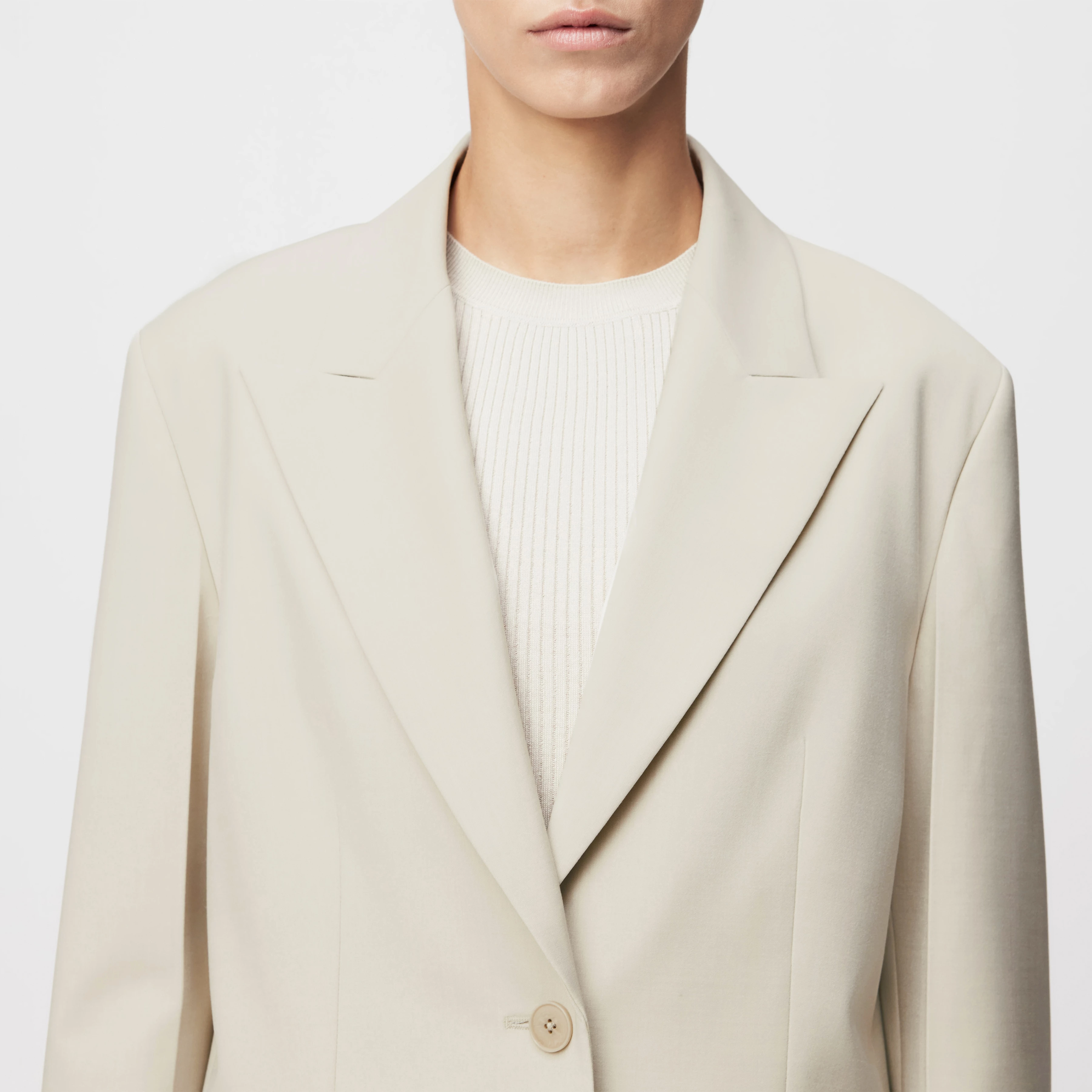 HALLSANDS - Blazer with drop lapel in bi-stretch - women - beige - Detailansicht am Model