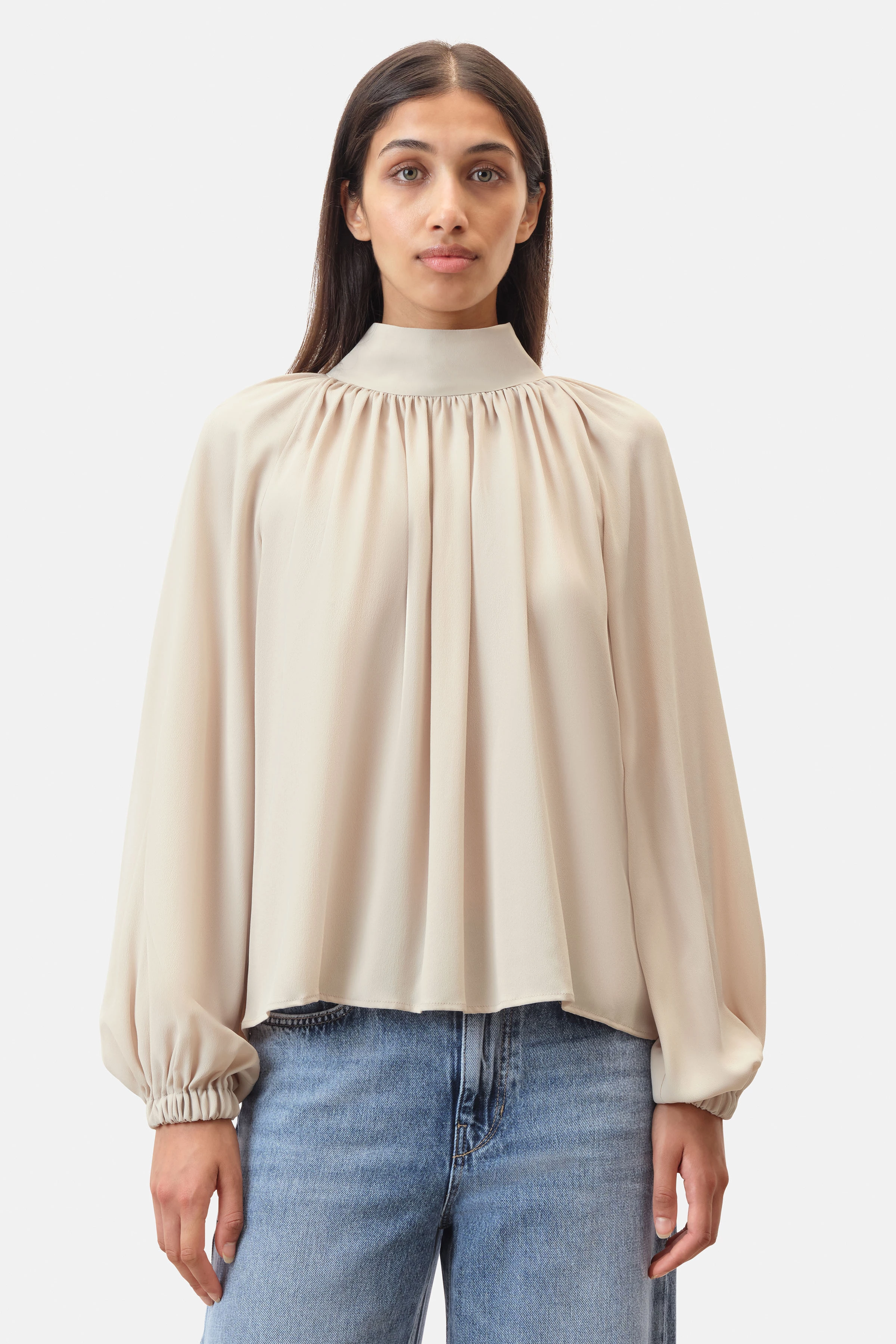 DUMONDA - Boho-Bluse mit Stehkragen in fließendem Seidenmix - Damen - beige - Frontansicht
