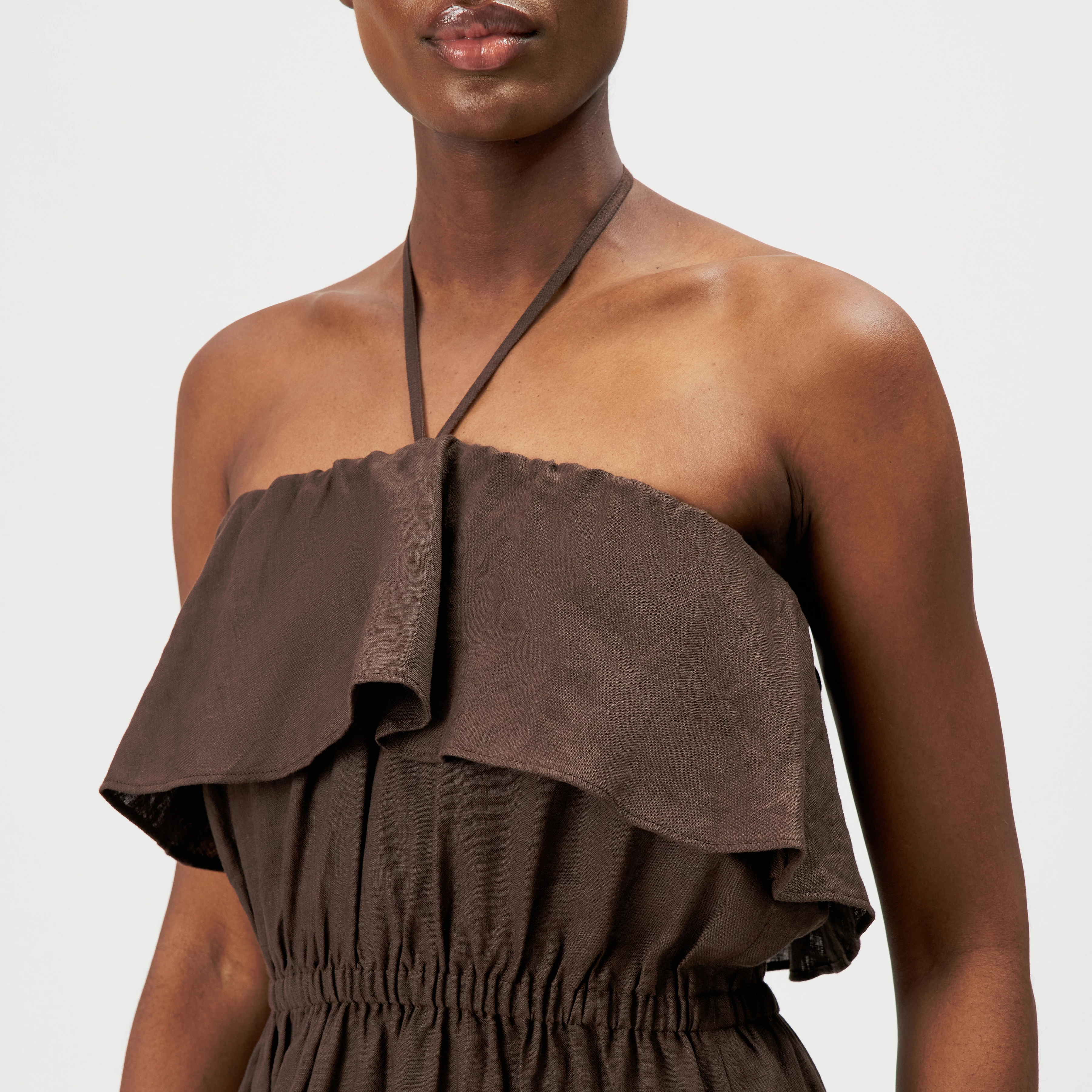 LUMIRA - Bandeau maxi dress with ruffle in pure linen - women - brown - Detailansicht am Model