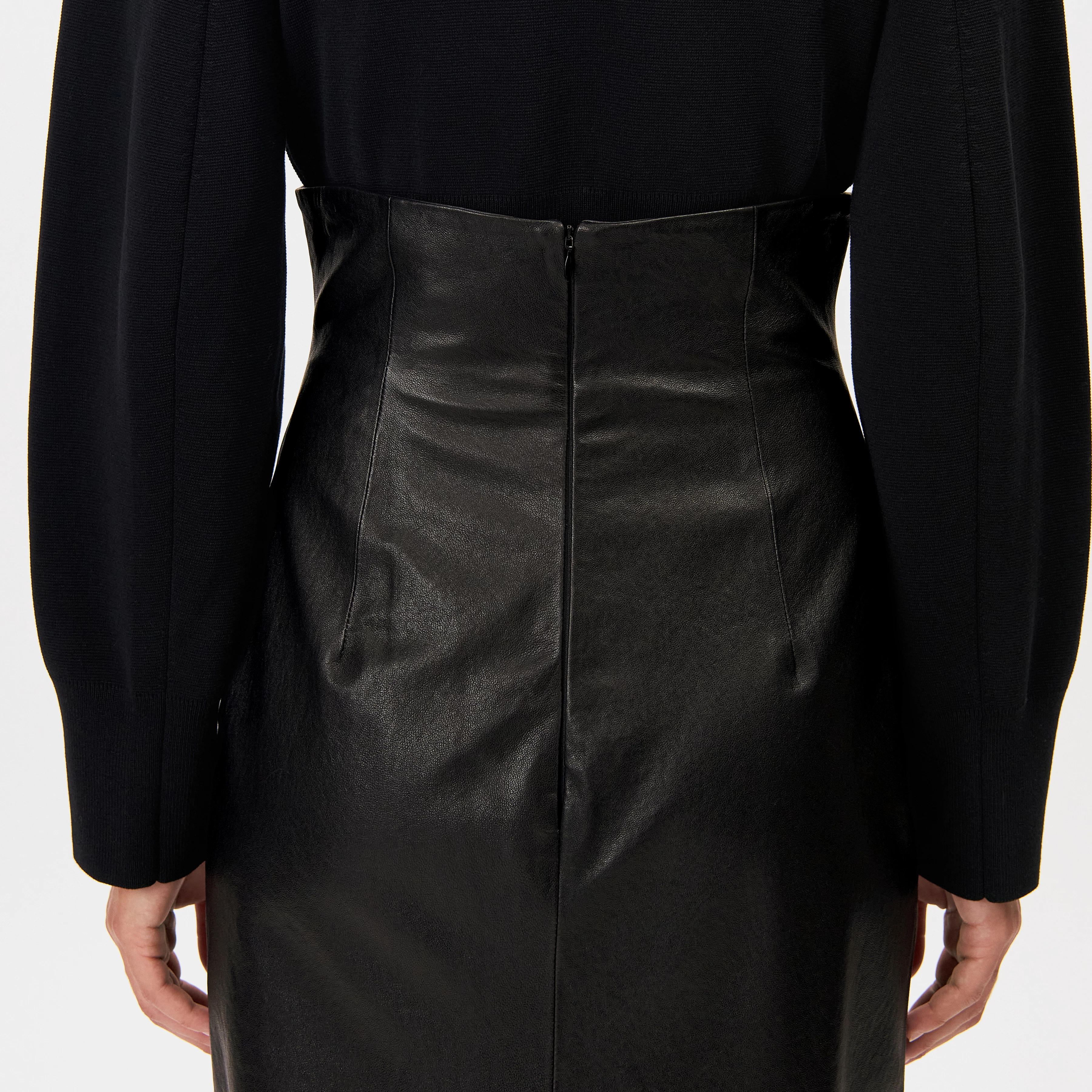 HIRAYA - Pure leather midi pencil skirt - women - black - Detailansicht am Model