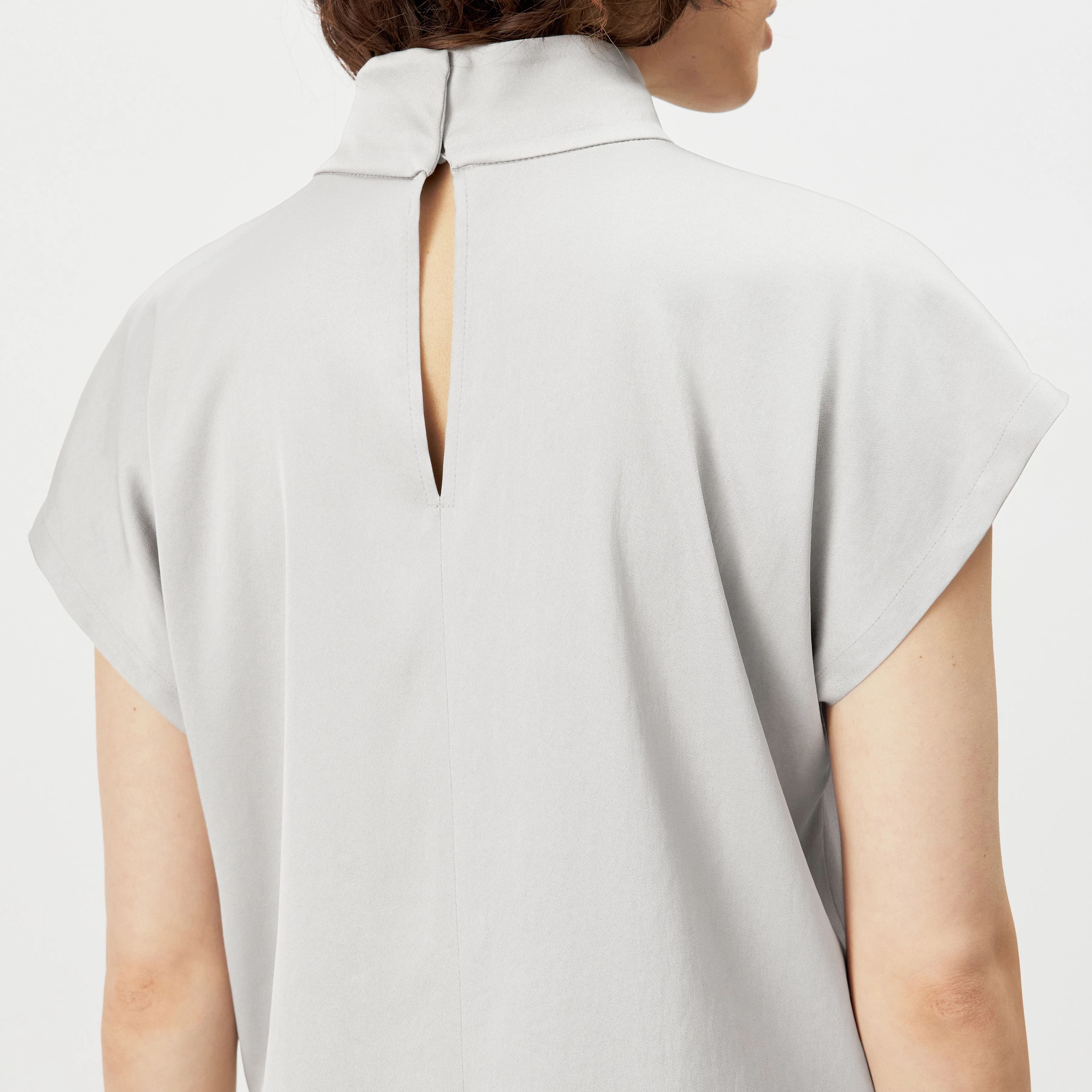 ALARIA_1 - Shirt blouse with stand-up collar in satin - women - grey - Detailansicht am Model
