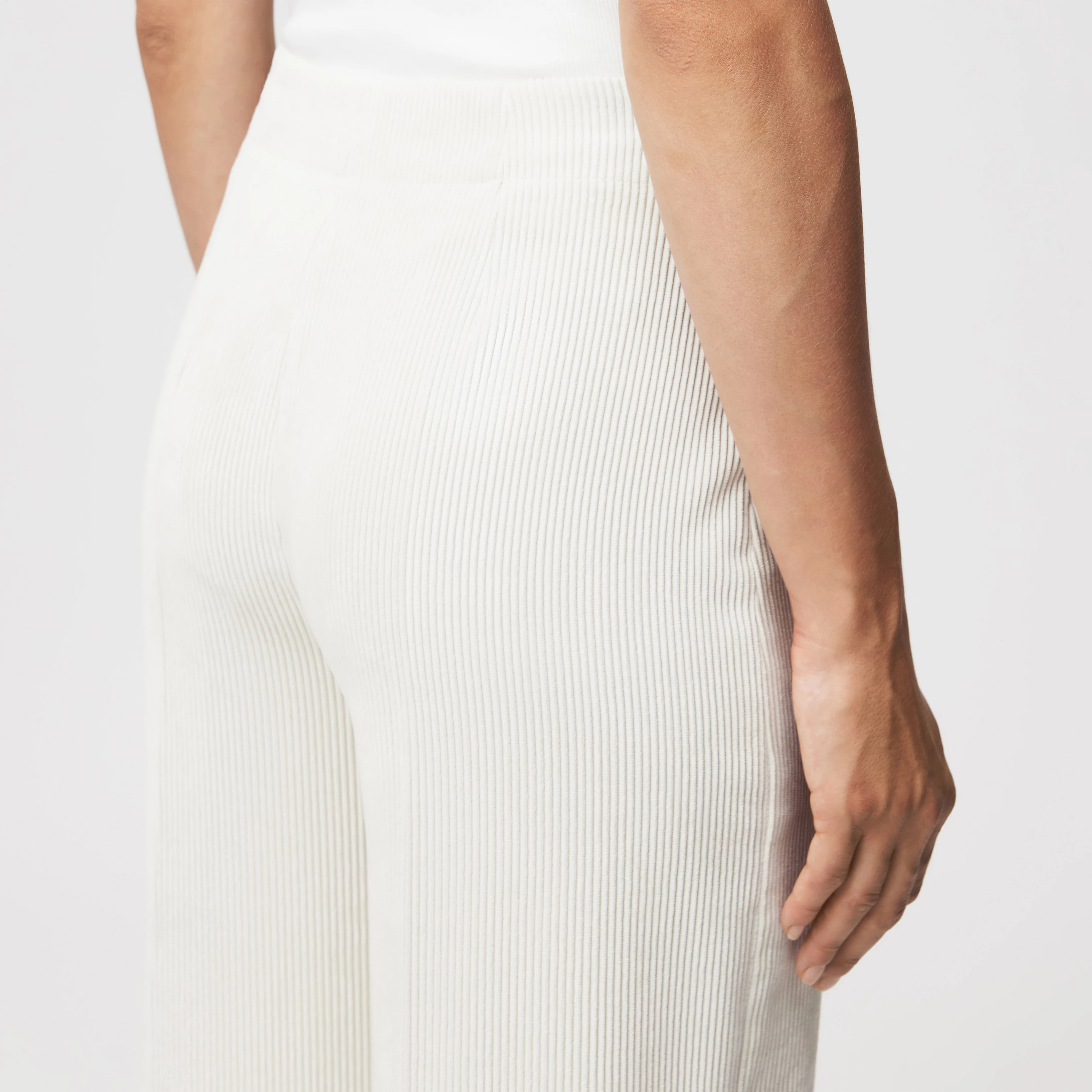 BEFORE - Marlenehose in Cord - Damen - off white - Detailansicht am Model
