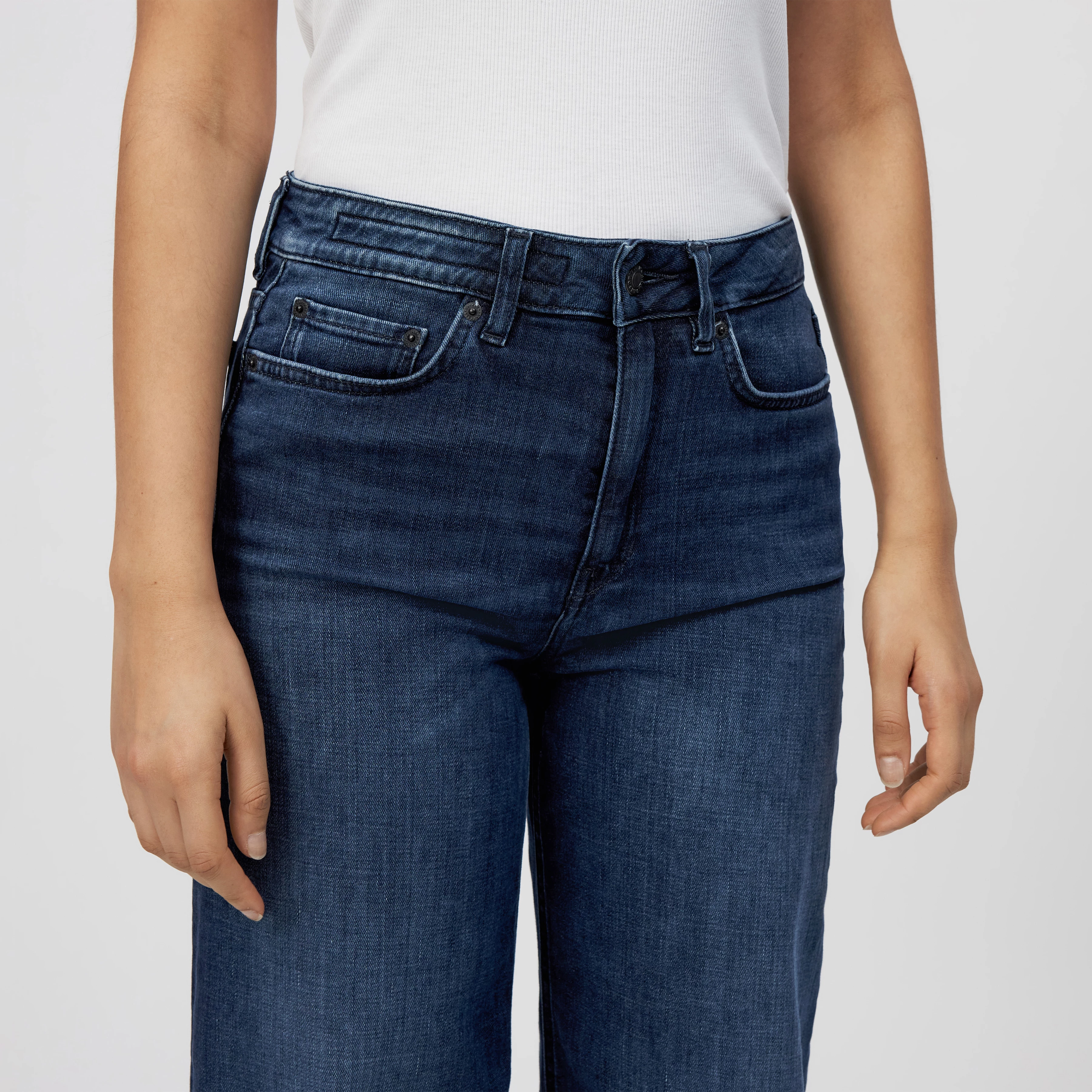 MEDLEY - Mid-waist jeans in dark-blue denim - women - blue - Detailansicht am Model