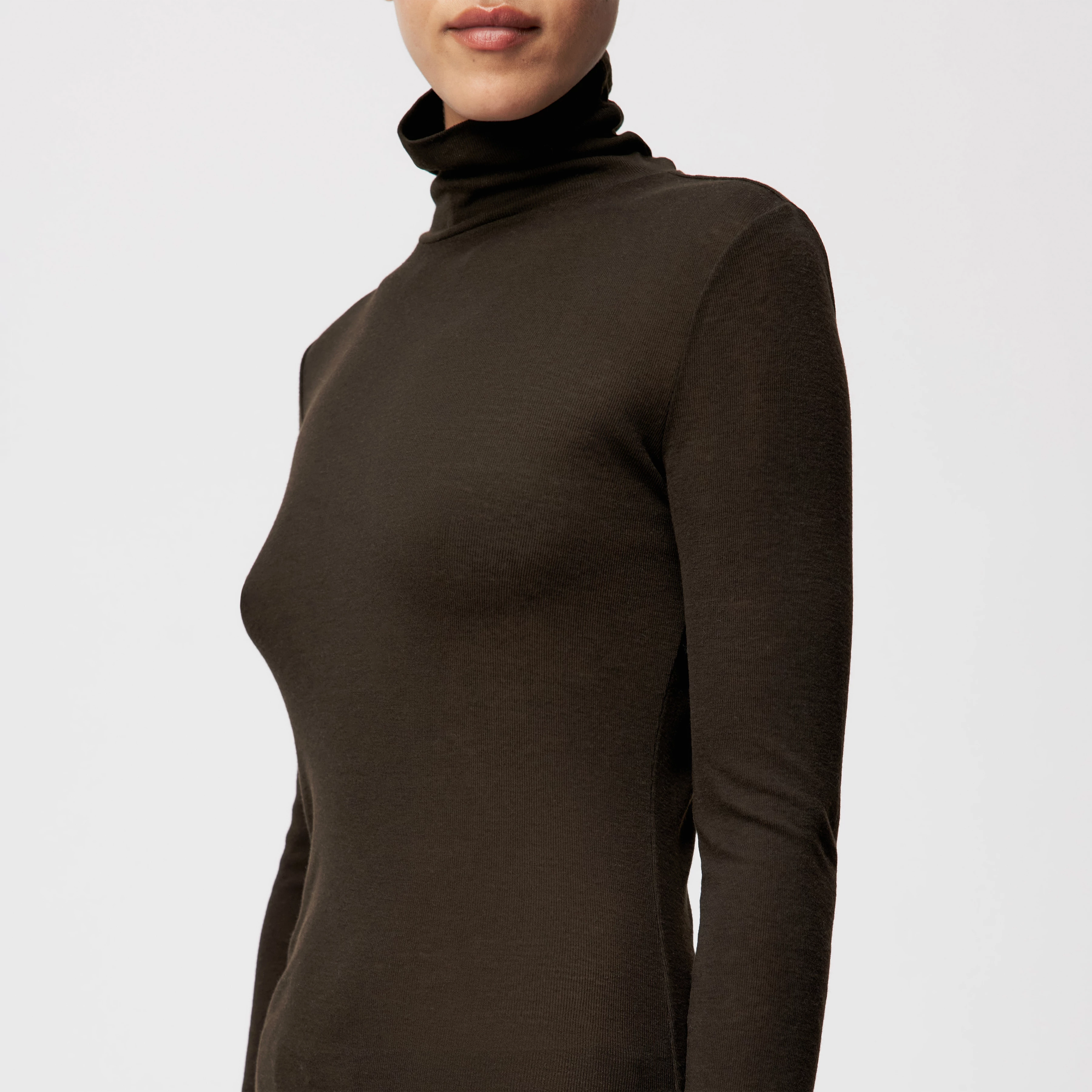 ZERAFNE - Schmales Longsleeve in Lyocell-Wolle-Mix - Damen - braun - Detailansicht am Model