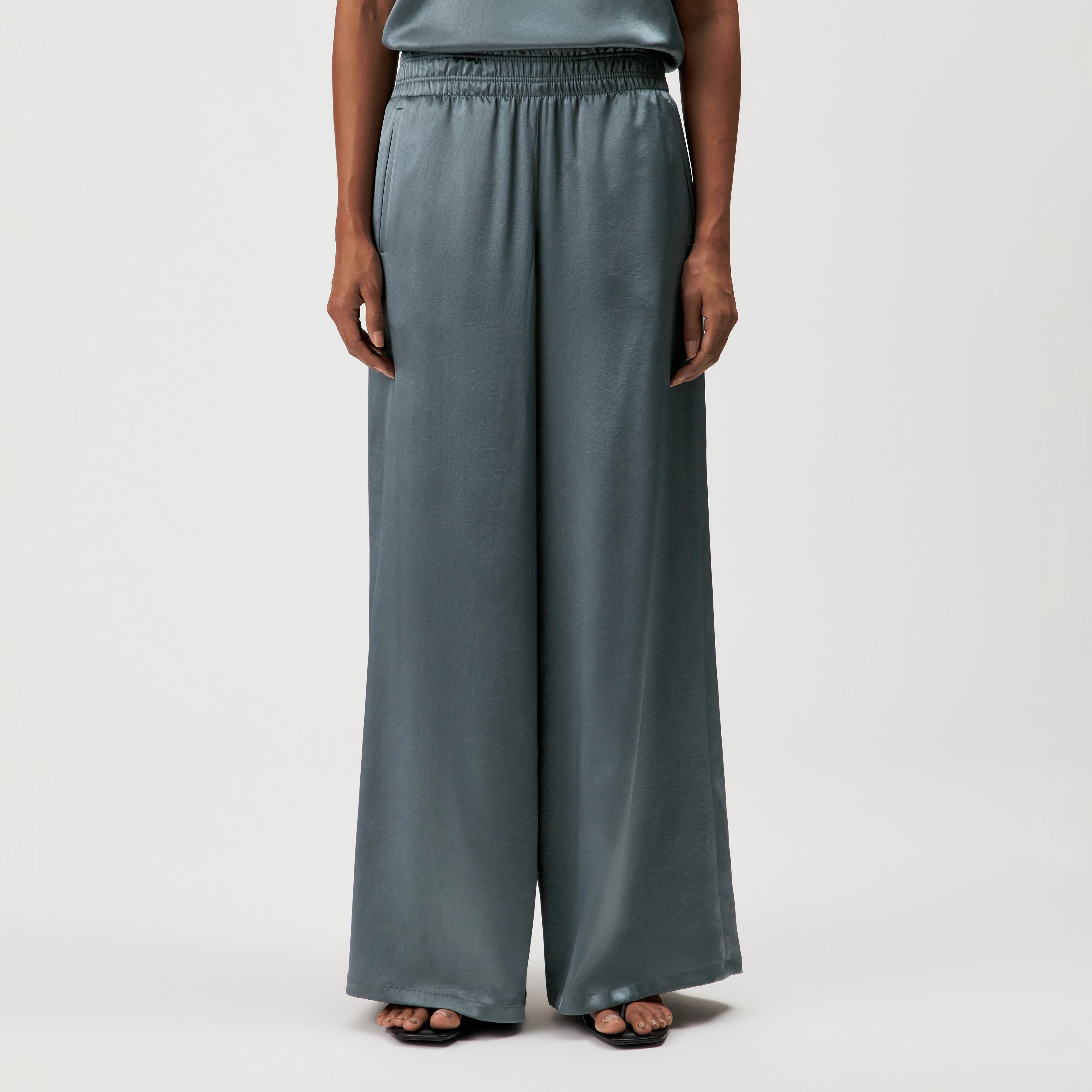 CEILING - Pantalon large en satin fluide - women - vert - Frontansicht