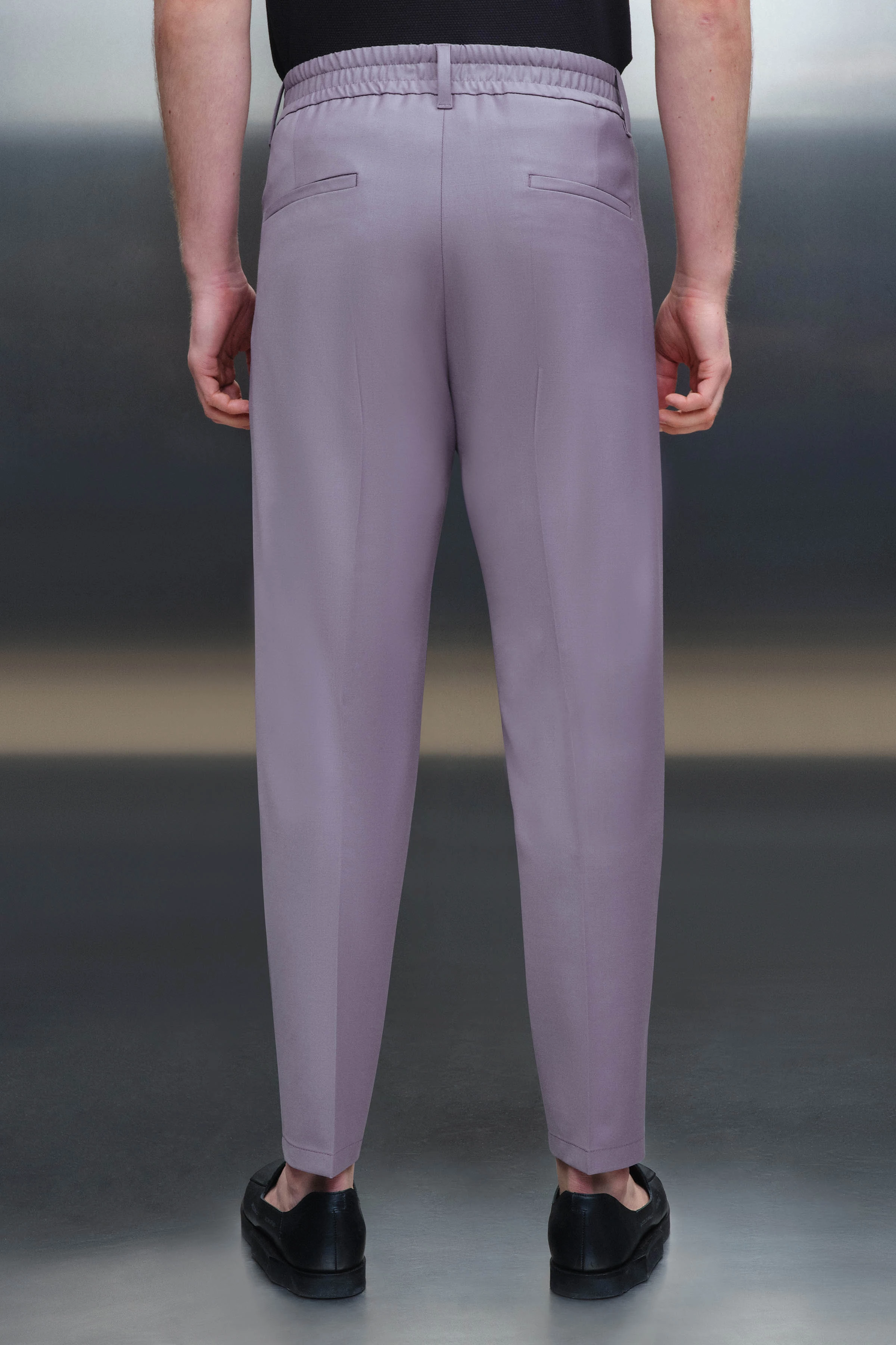 CHASY - Casual Hose mit Bundfalte aus Bi-Stretch - Herren - lila - Rückansicht