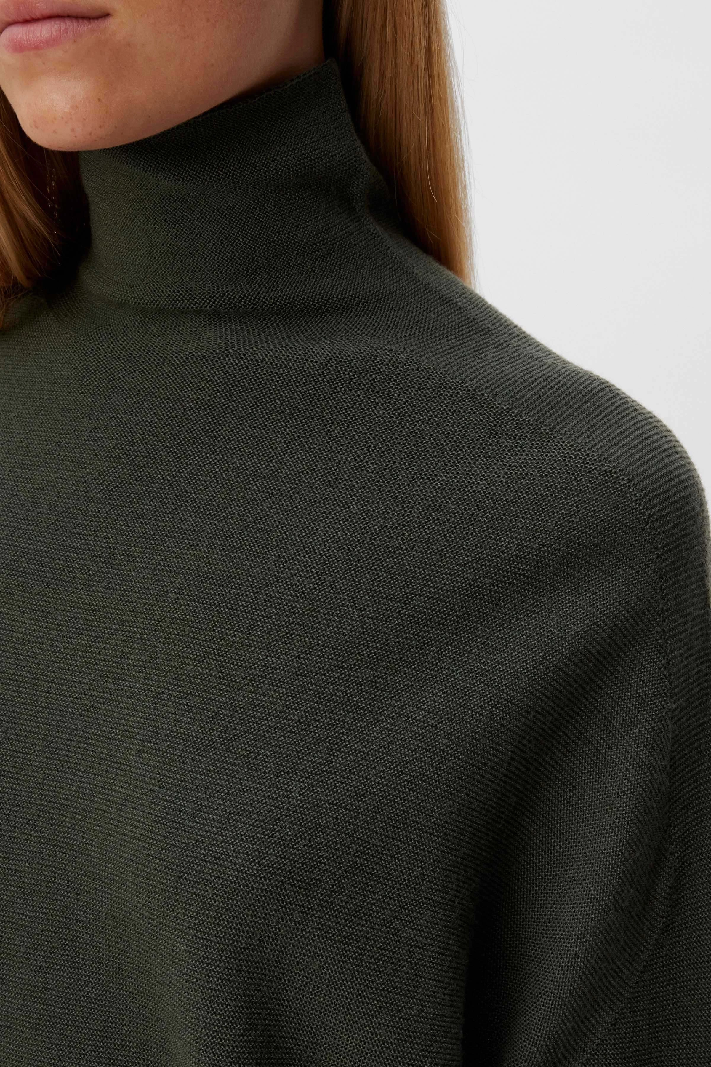 LIORA - Rollkragenpullover in Merinowolle - Damen - oliv - Seitenansicht